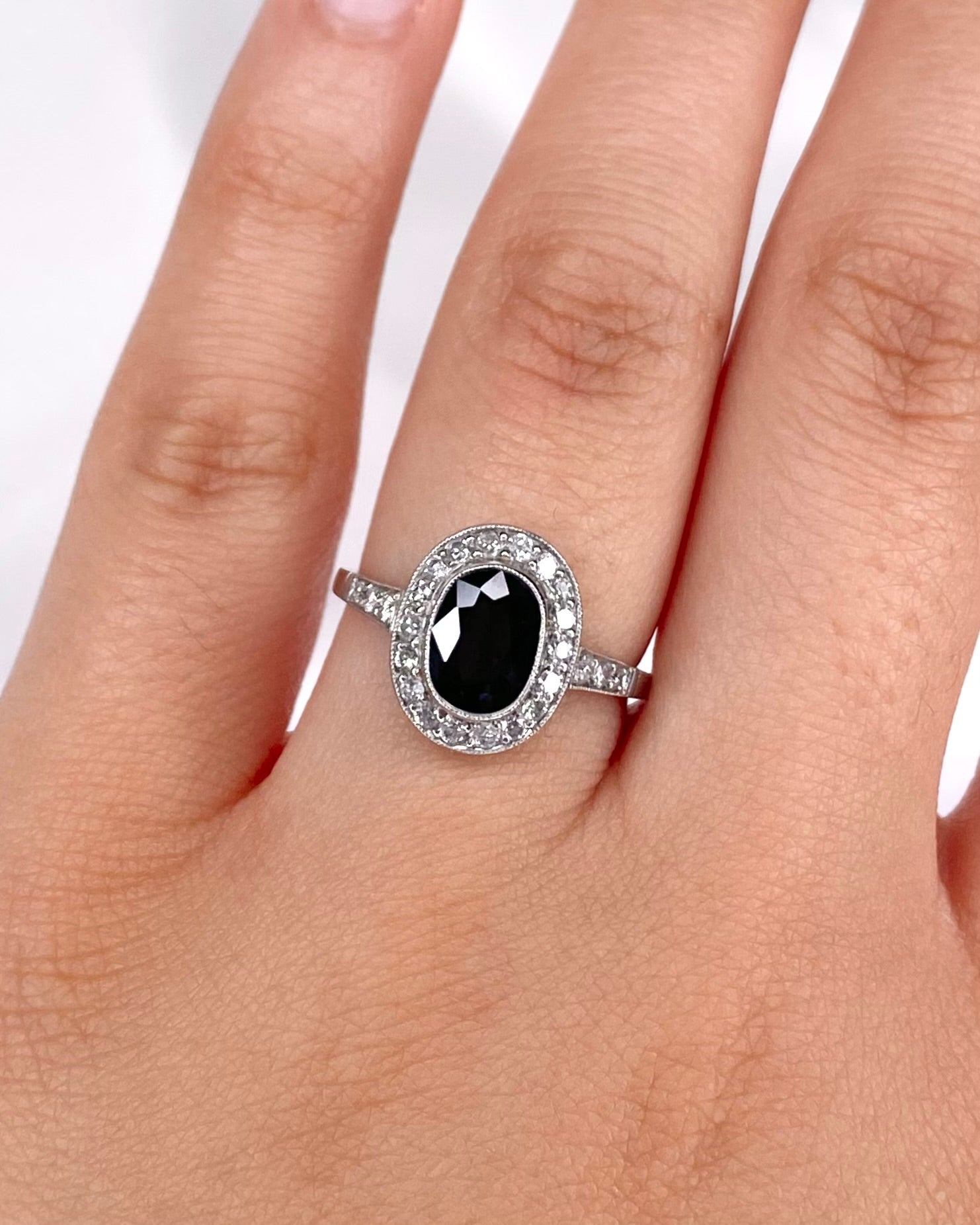 Bague Style Art - Déco Saphir 1.50 carat &amp; Diamants 0.48 carat "Christelle" - Elliade Paris