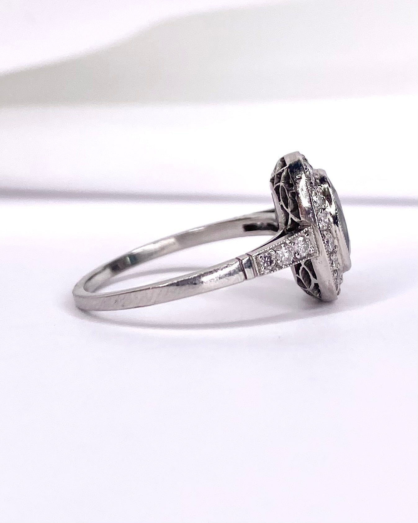Bague Style Art - Déco Saphir 1.50 carat &amp; Diamants 0.48 carat "Christelle" - Elliade Paris