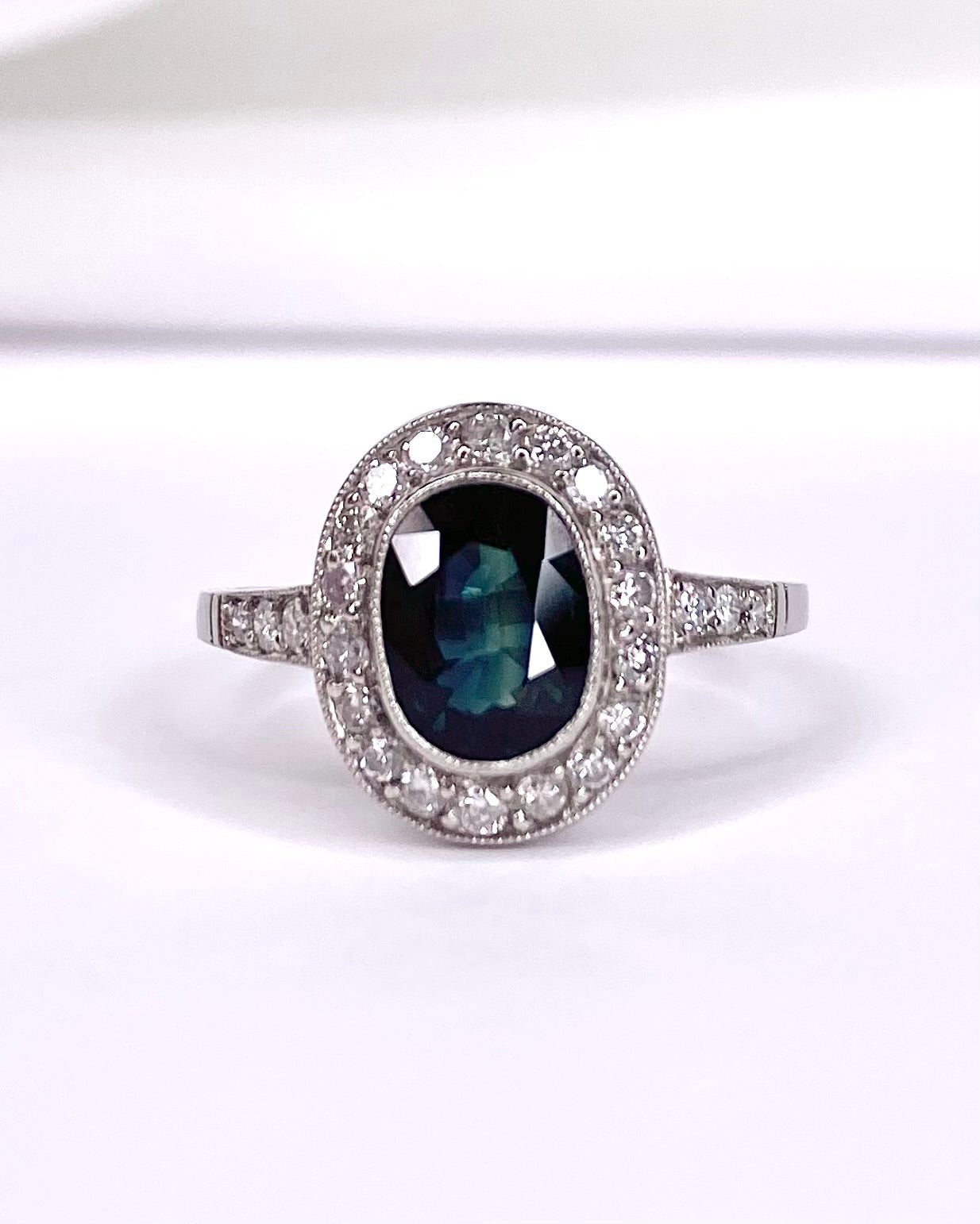 Bague Style Art - Déco Saphir 1.50 carat &amp; Diamants 0.48 carat "Christelle" - Elliade Paris