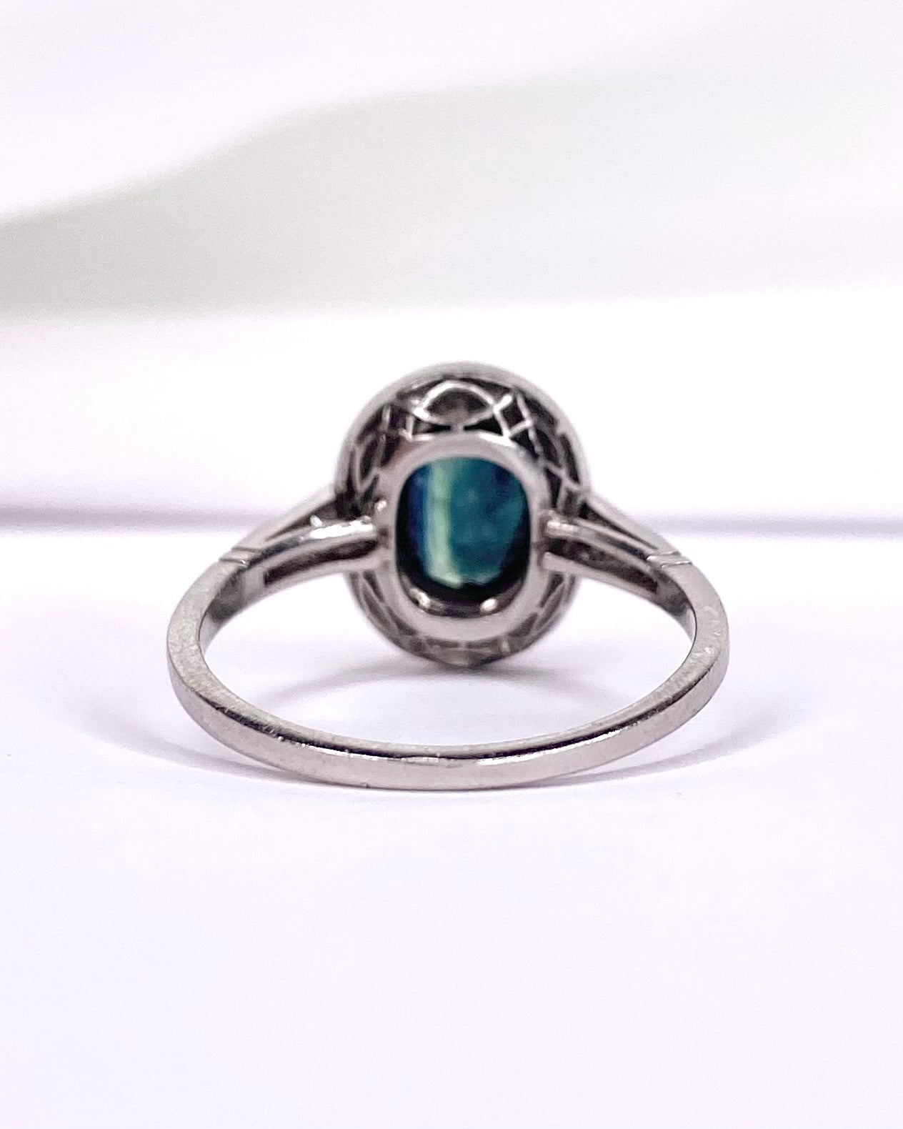 Bague Style Art - Déco Saphir 1.50 carat &amp; Diamants 0.48 carat "Christelle" - Elliade Paris