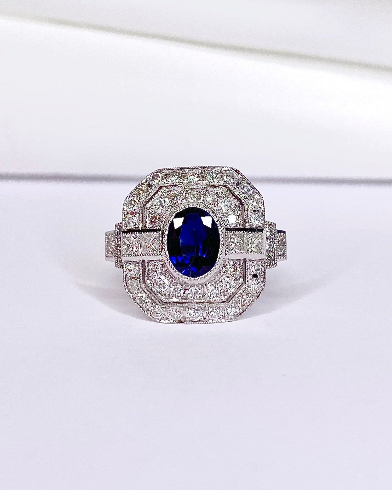 Bague Style Art déco Saphir 1.50 carat &amp; Diamants 1.04 carat "Camille" - Elliade Paris