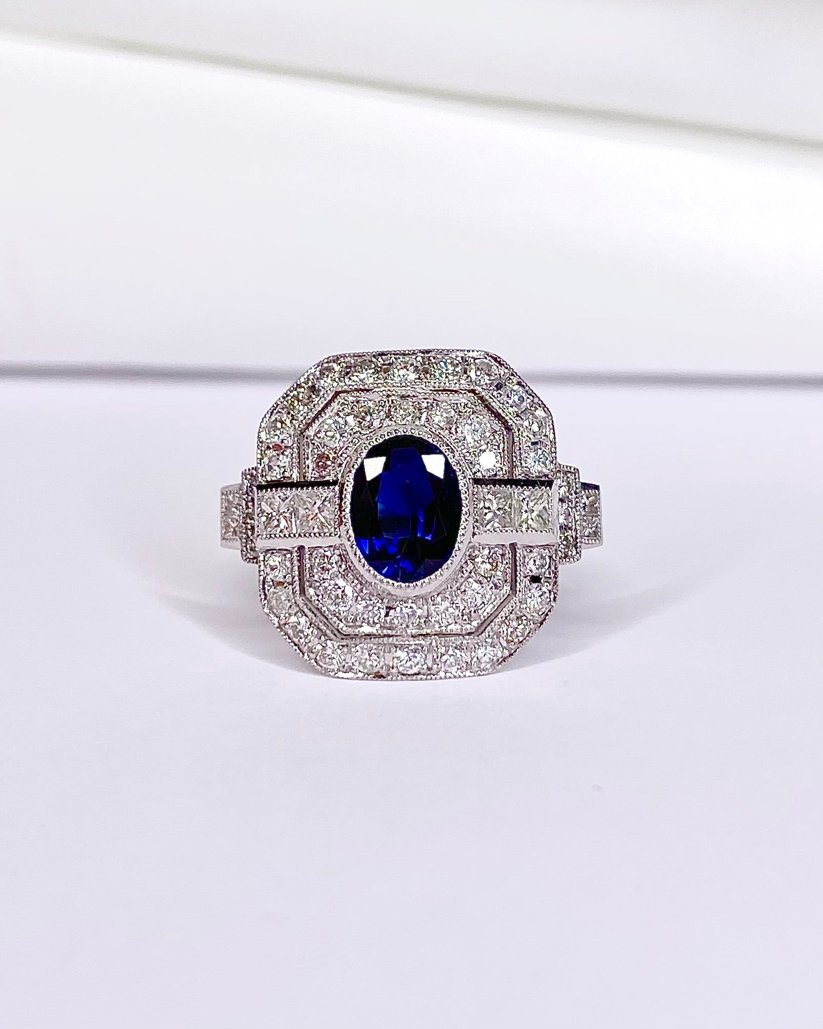 Bague Style Art déco Saphir 1.50 carat &amp; Diamants 1.04 carat "Camille" - Elliade Paris