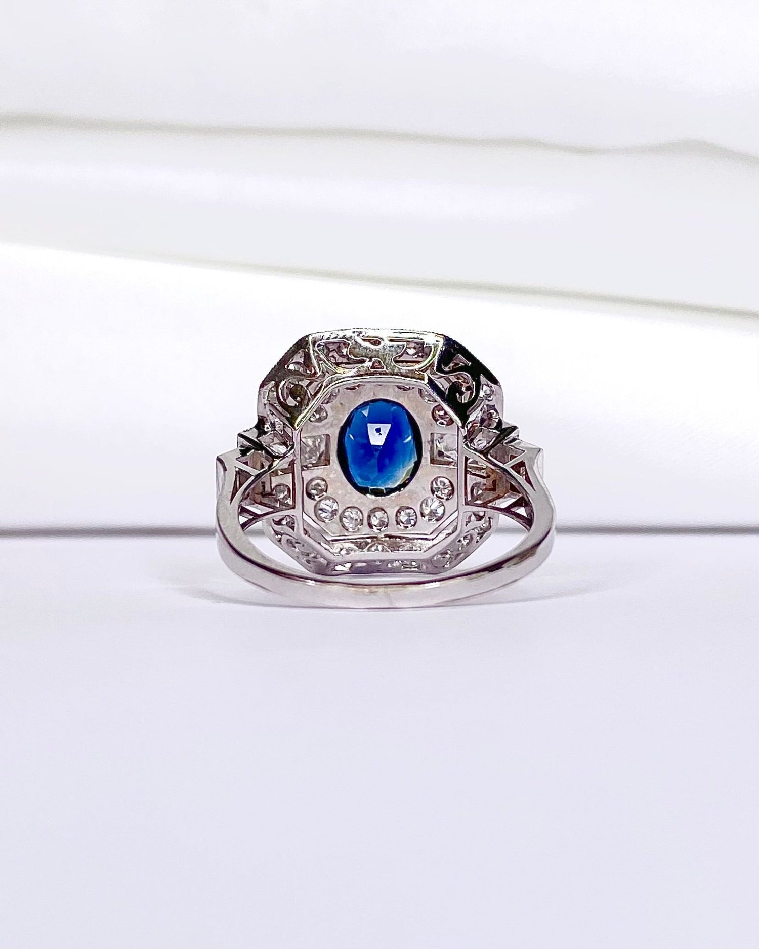 Bague Style Art déco Saphir 1.50 carat &amp; Diamants 1.04 carat "Camille" - Elliade Paris