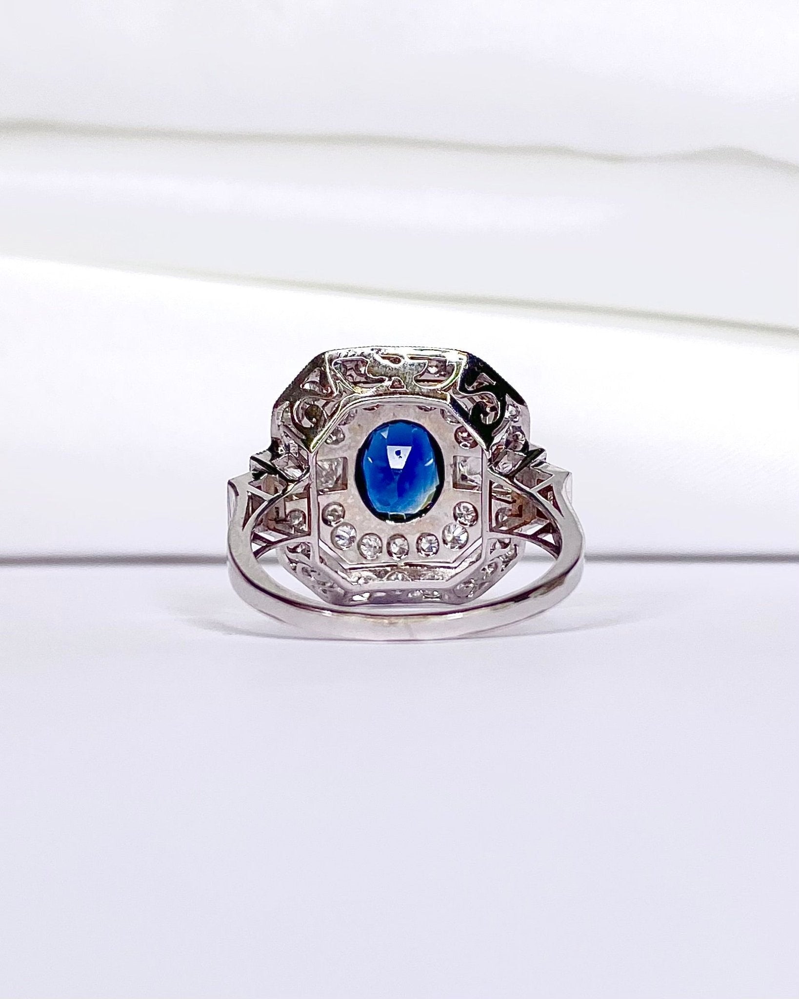 Bague Style Art déco Saphir 1.50 carat &amp; Diamants 1.04 carat "Camille" - Elliade Paris