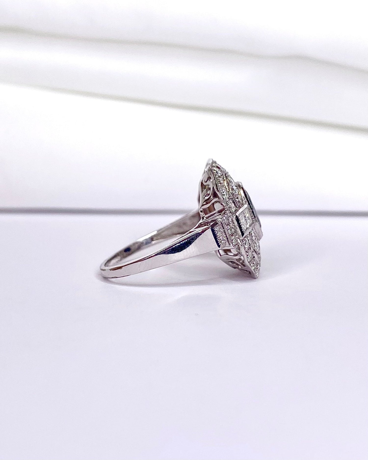 Bague Style Art déco Saphir 1.50 carat &amp; Diamants 1.04 carat "Camille" - Elliade Paris