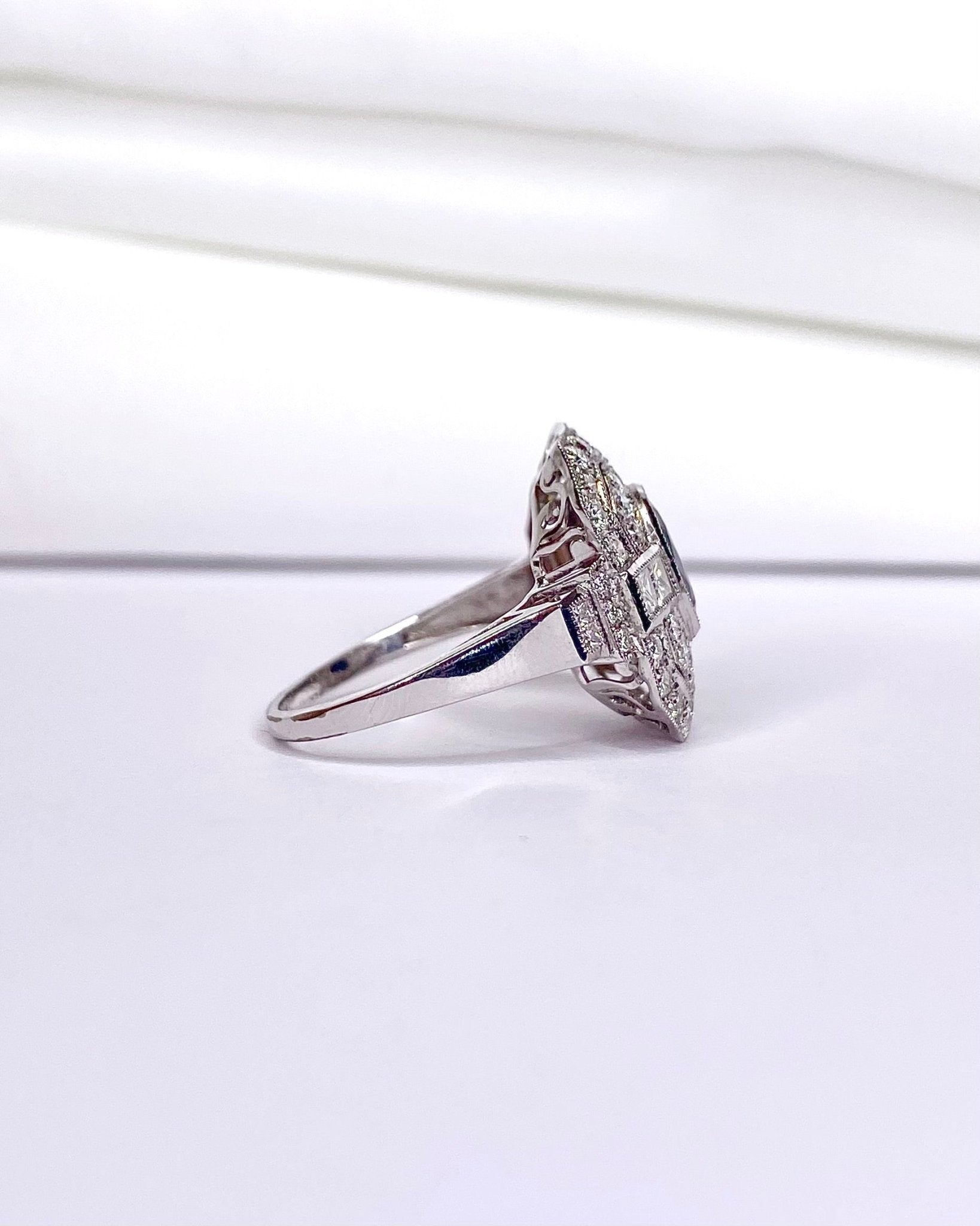 Bague Style Art déco Saphir 1.50 carat &amp; Diamants 1.04 carat "Camille" - Elliade Paris