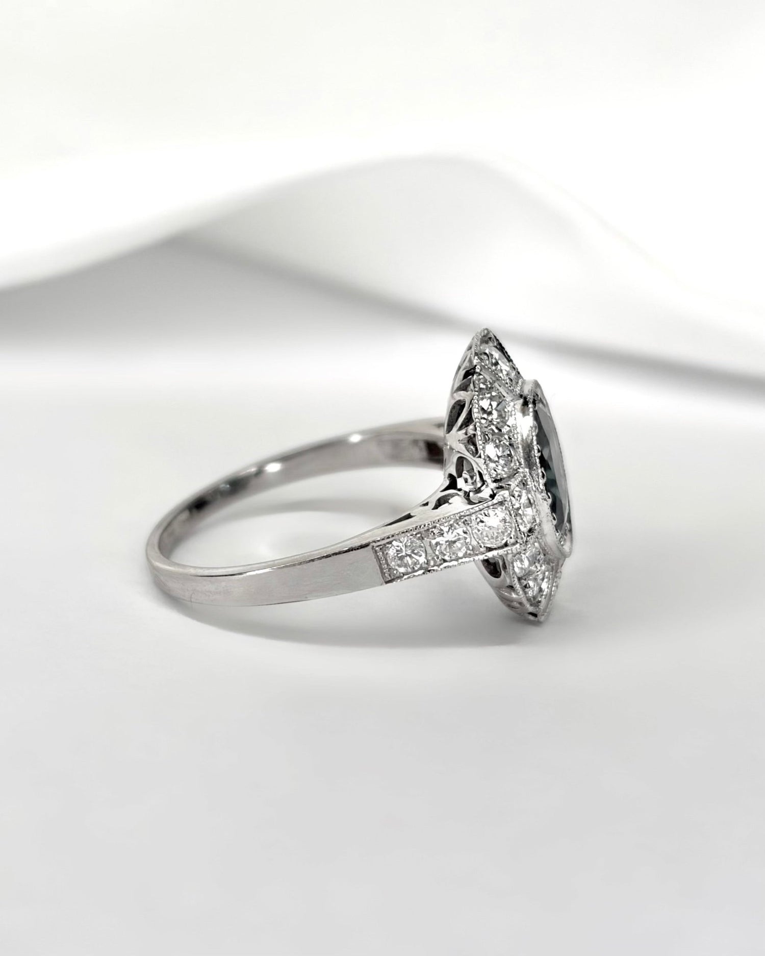 Bague Style Art - Déco Saphir 1.60 carat &amp; Diamants 0.84 carat 4.48g "Léopoldine" - Elliade Paris