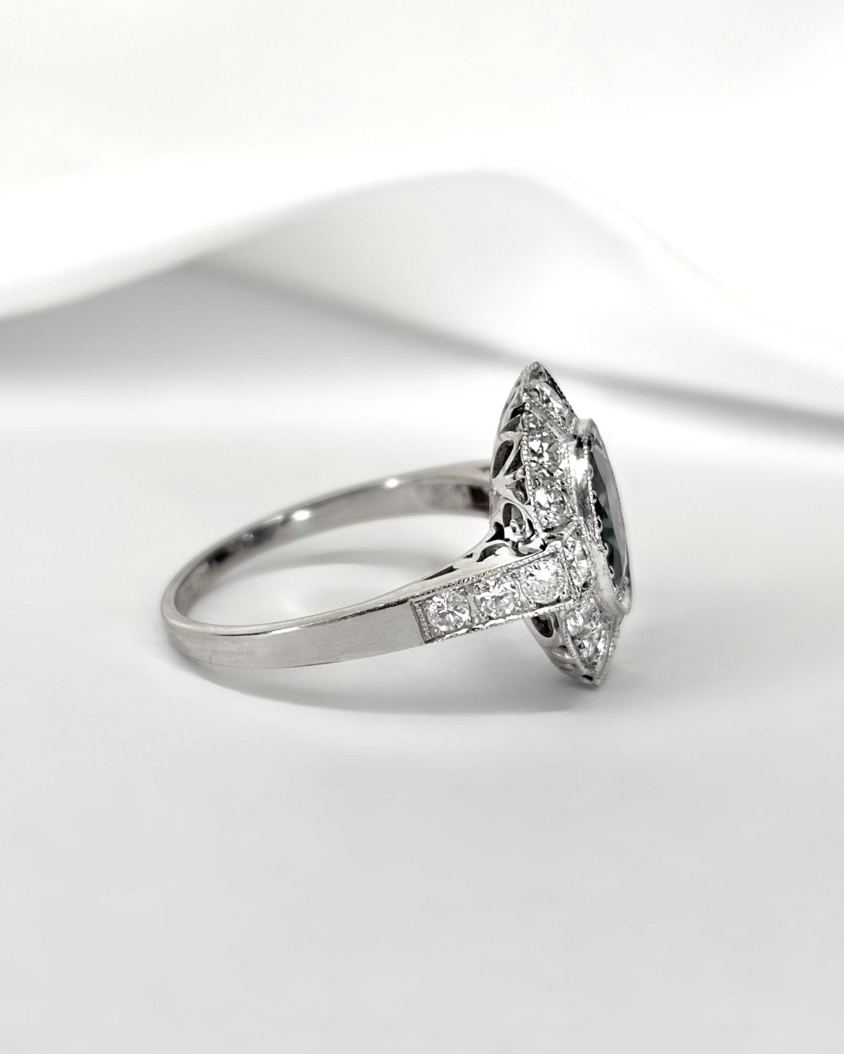 Bague Style Art - Déco Saphir 1.60 carat &amp; Diamants 0.84 carat 4.48g "Léopoldine" - Elliade Paris