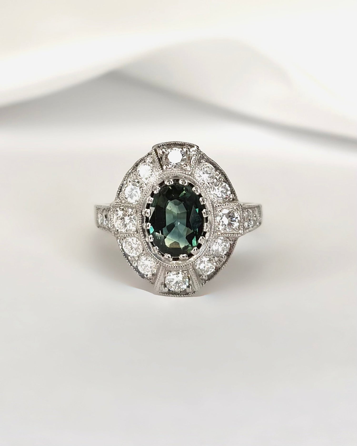 Bague Style Art - Déco Saphir 1.60 carat &amp; Diamants 0.84 carat 4.48g "Léopoldine" - Elliade Paris