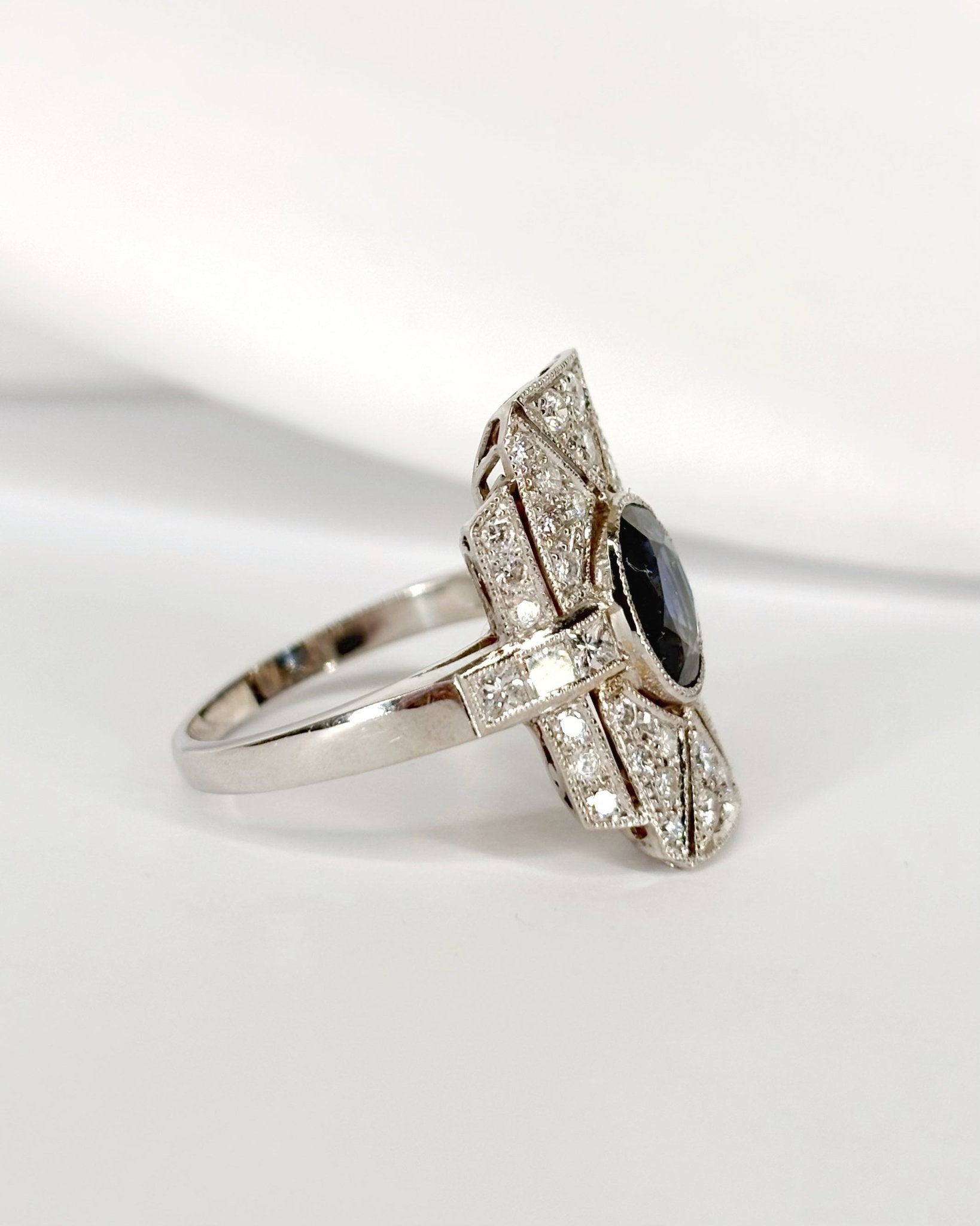 Bague Style Art Déco Saphir 1.76 carat &amp; Diamants 1 carat "Romane" - Elliade Paris