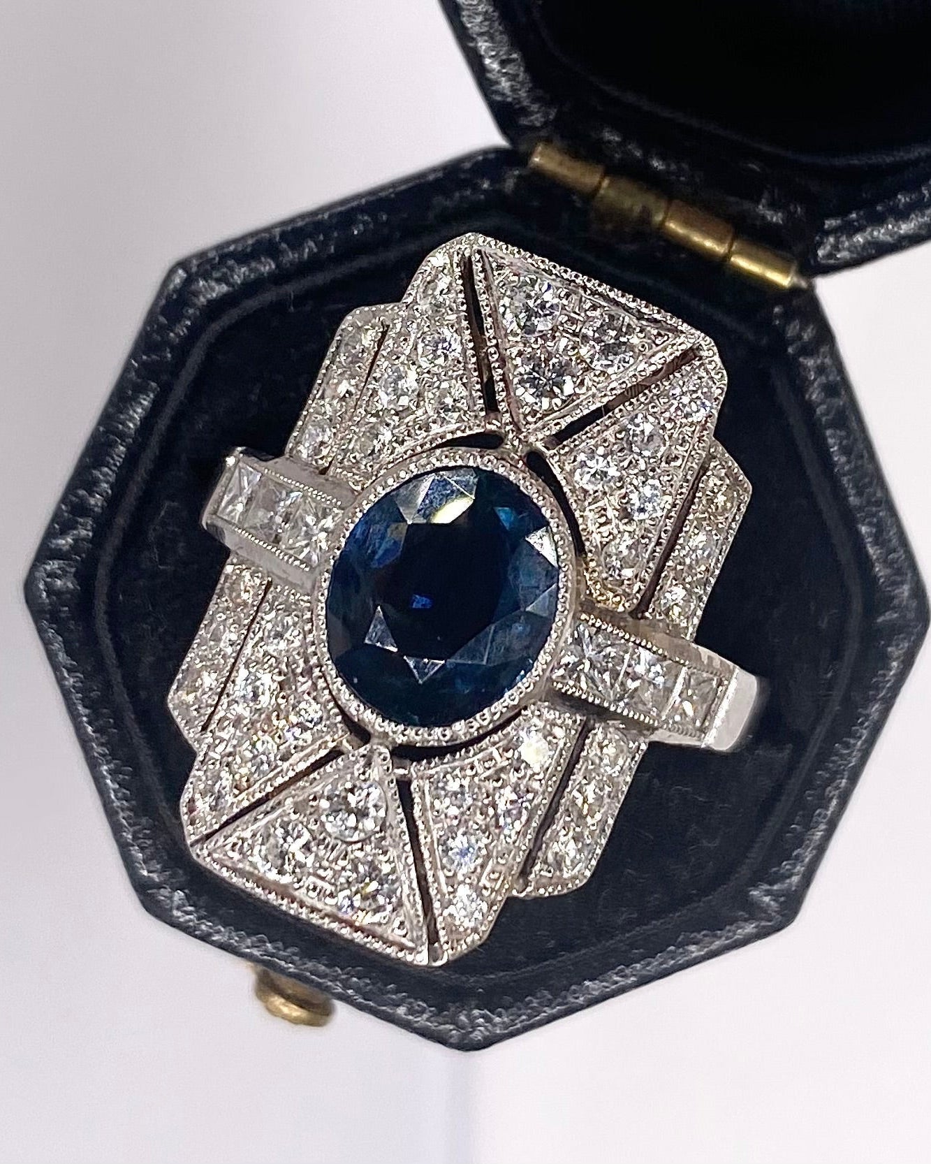 Bague Style Art Déco Saphir 1.76 carat &amp; Diamants 1 carat "Romane" - Elliade Paris