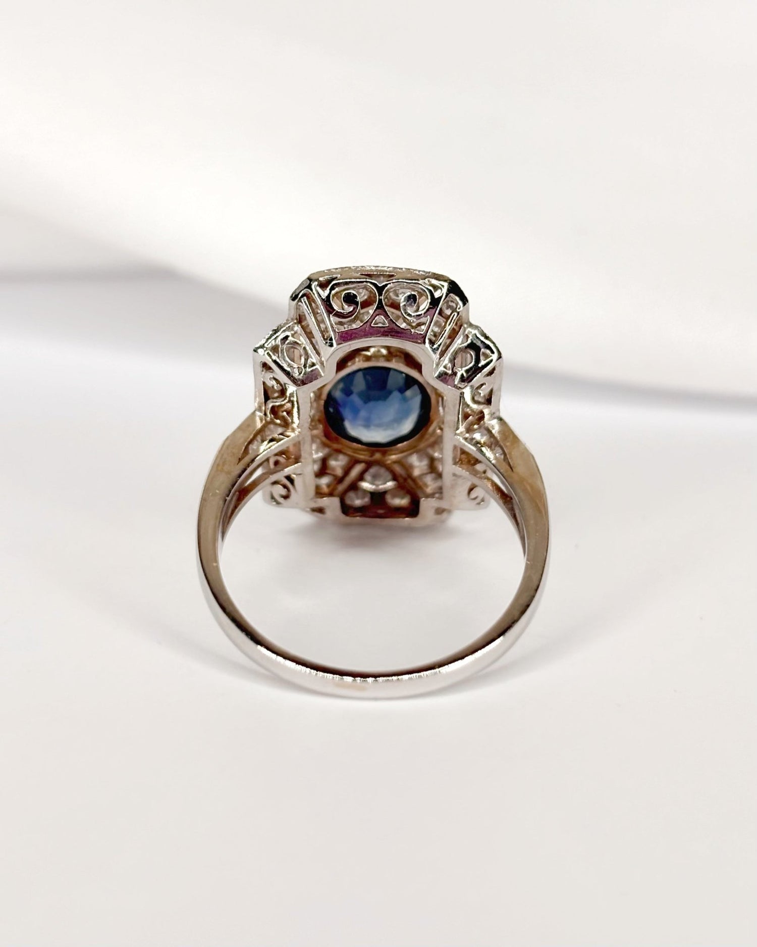 Bague Style Art Déco Saphir 1.76 carat &amp; Diamants 1 carat "Romane" - Elliade Paris