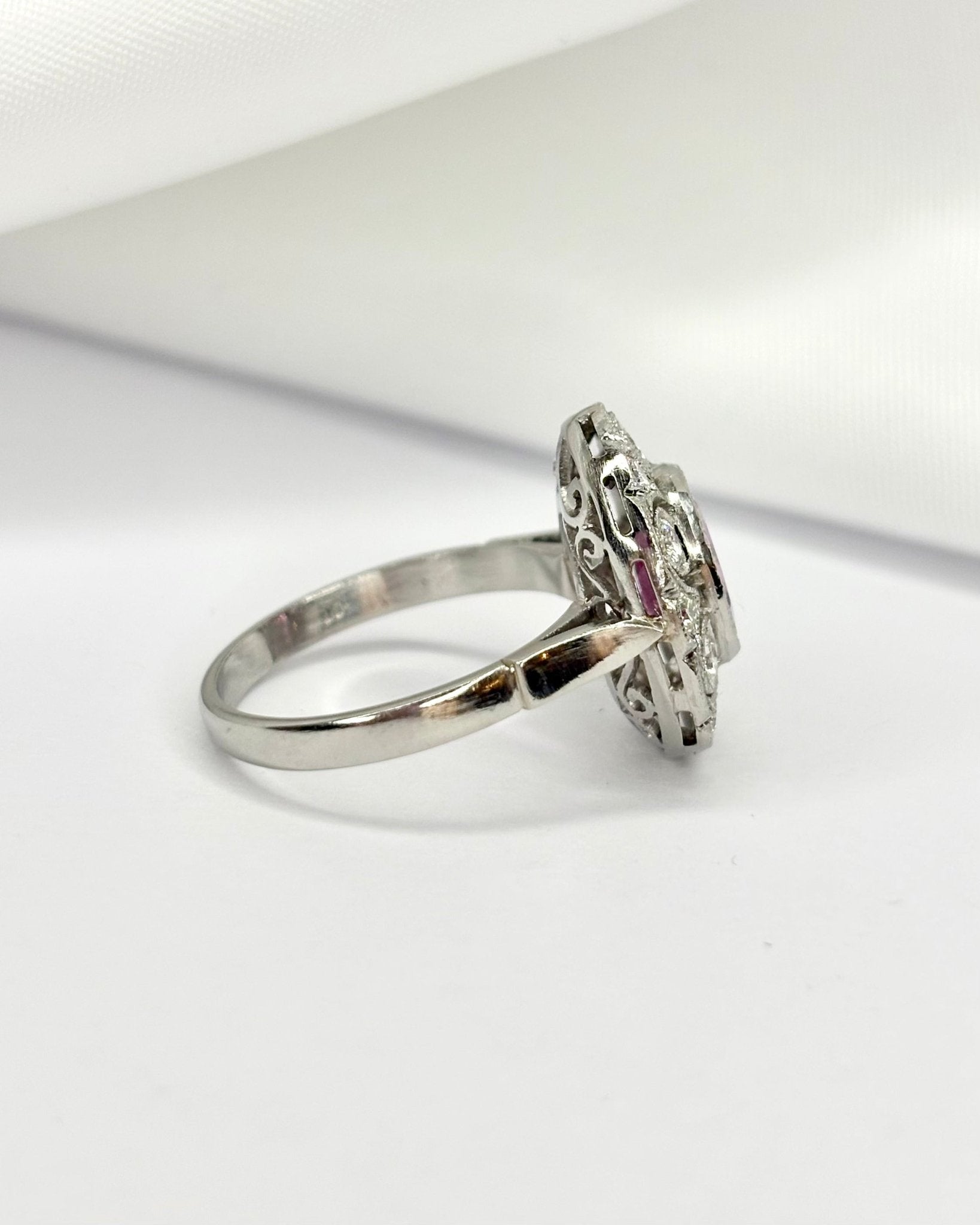 Bague style Art déco Saphir 1.80 carat &amp; Diamants 0.42 carat "Ginelle" - Elliade Paris