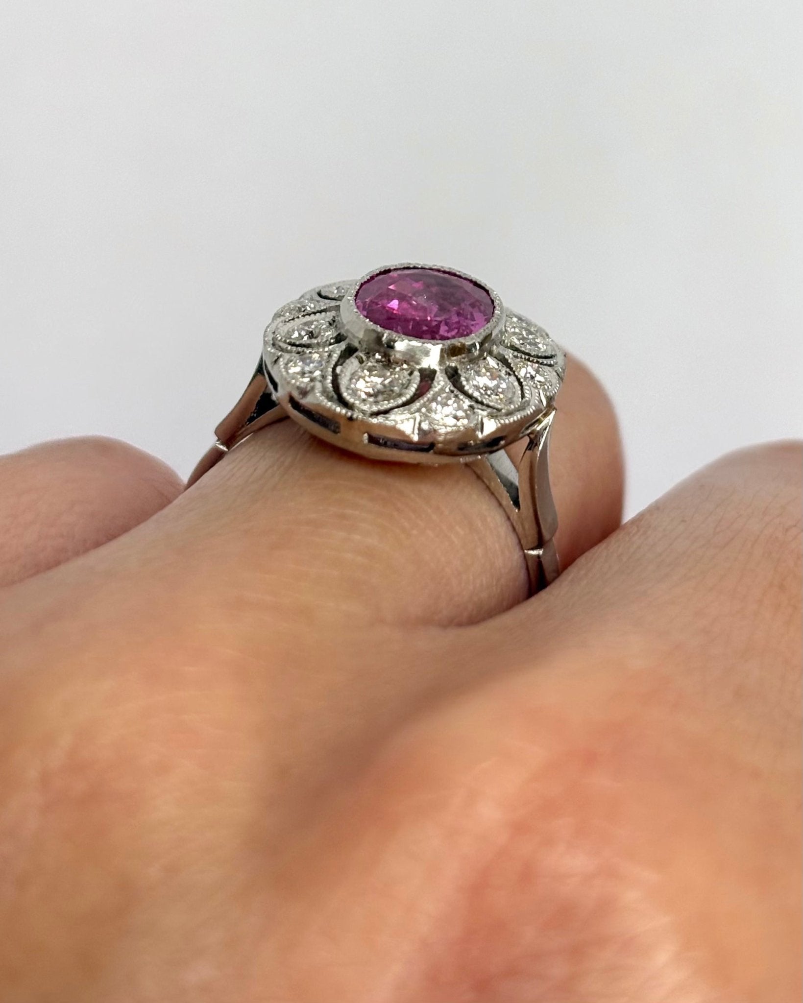 Bague style Art déco Saphir 1.80 carat &amp; Diamants 0.42 carat "Ginelle" - Elliade Paris