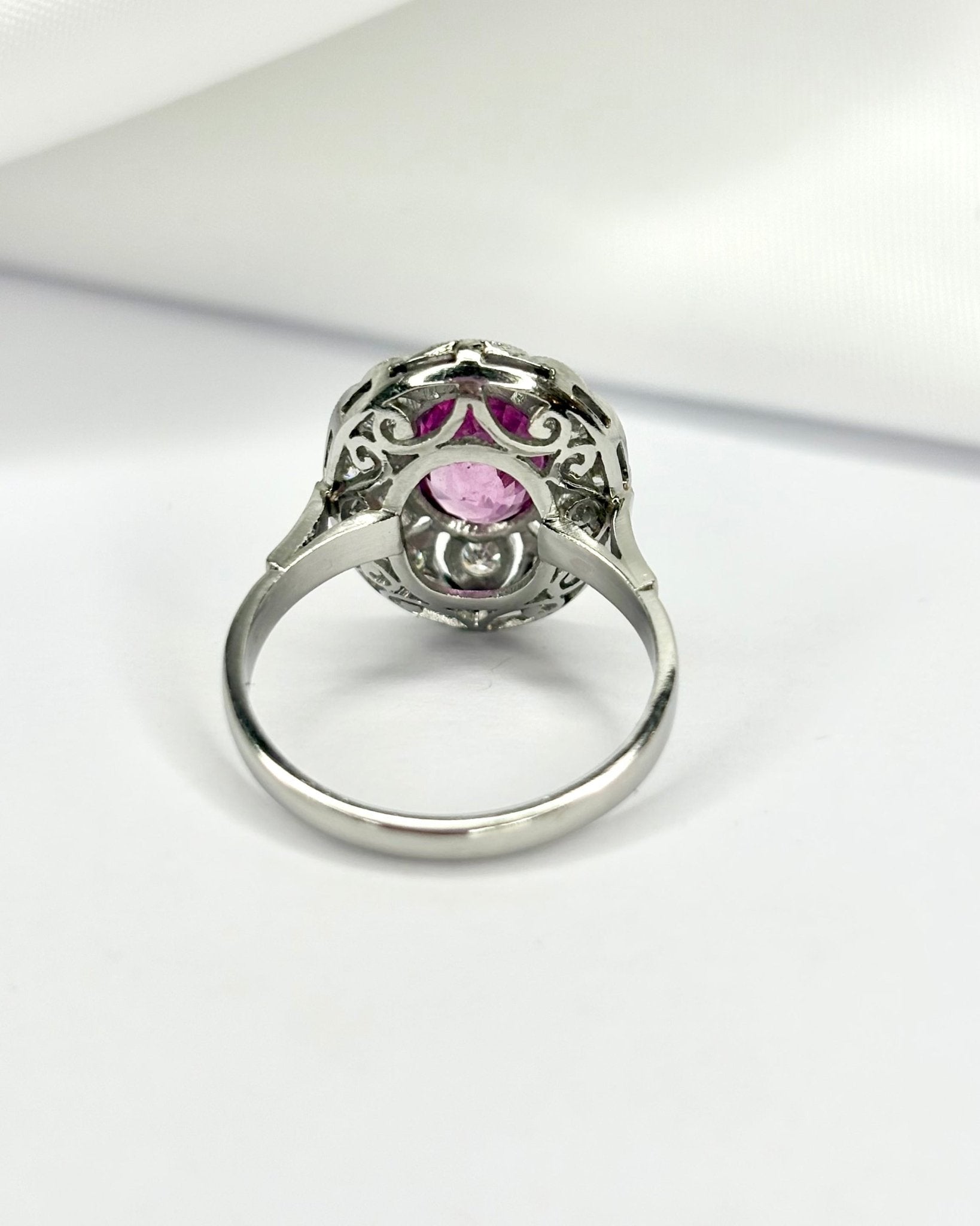 Bague style Art déco Saphir 1.80 carat &amp; Diamants 0.42 carat "Ginelle" - Elliade Paris