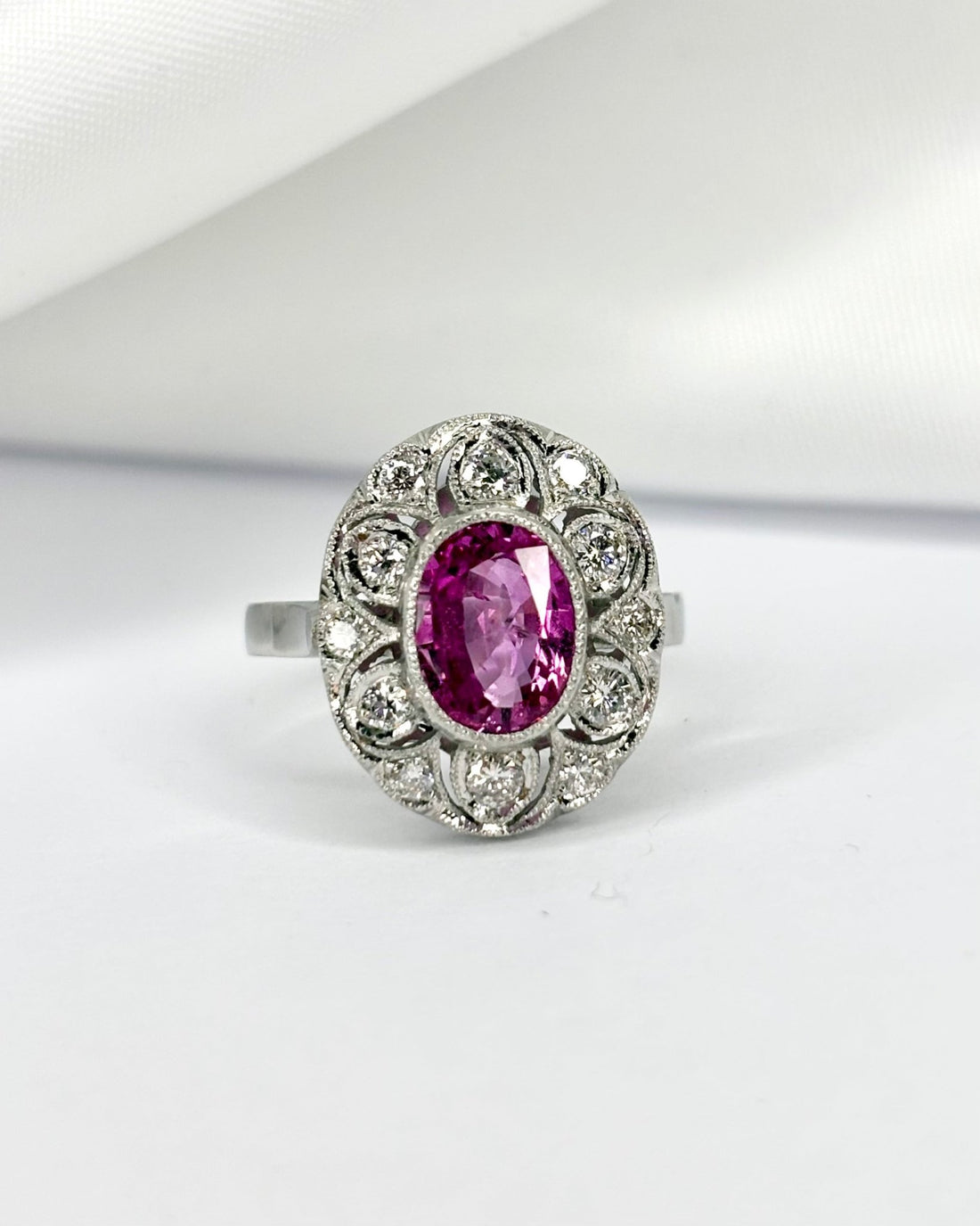 Bague style Art déco Saphir 1.80 carat &amp; Diamants 0.42 carat "Ginelle" - Elliade Paris