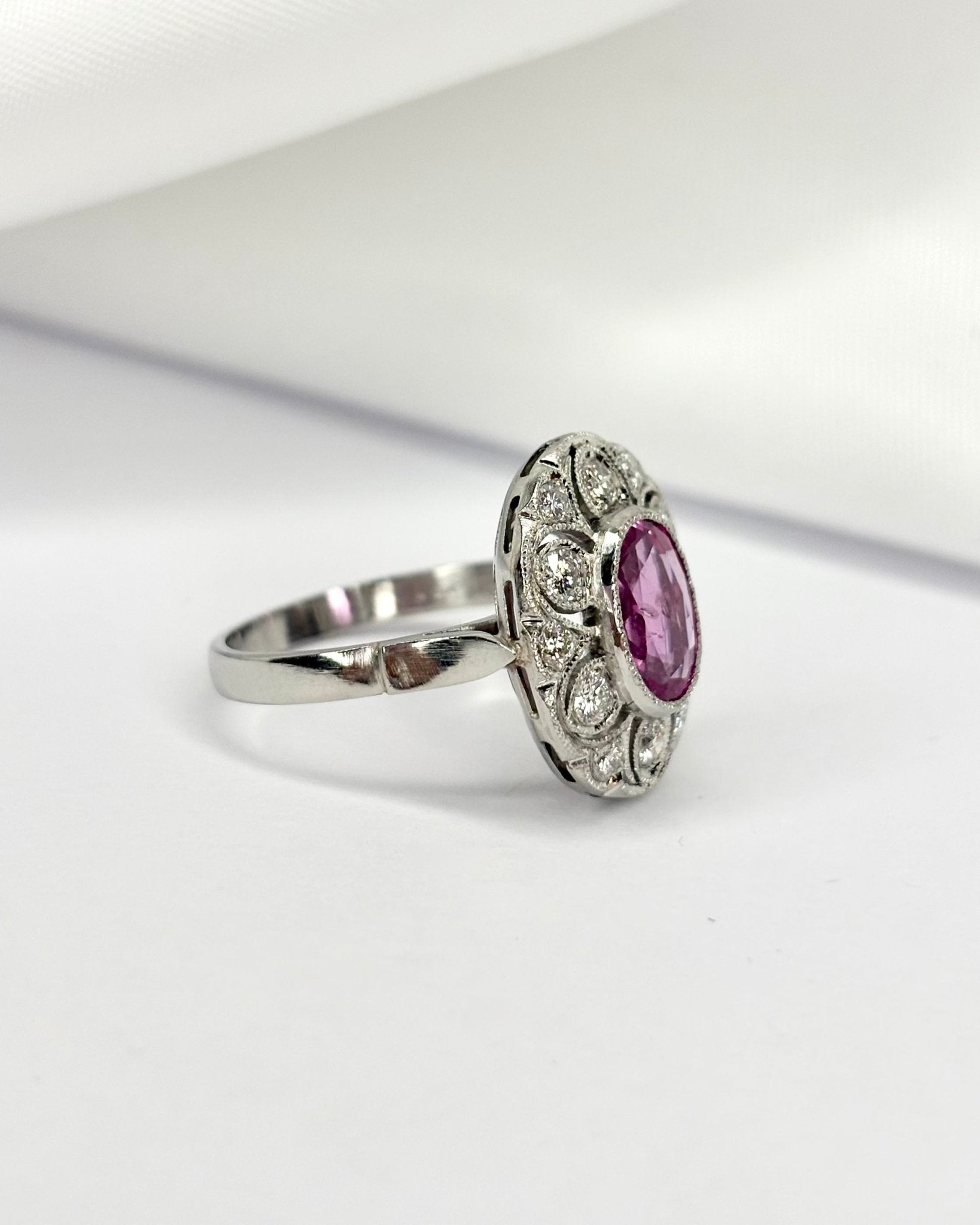 Bague style Art déco Saphir 1.80 carat &amp; Diamants 0.42 carat "Ginelle" - Elliade Paris