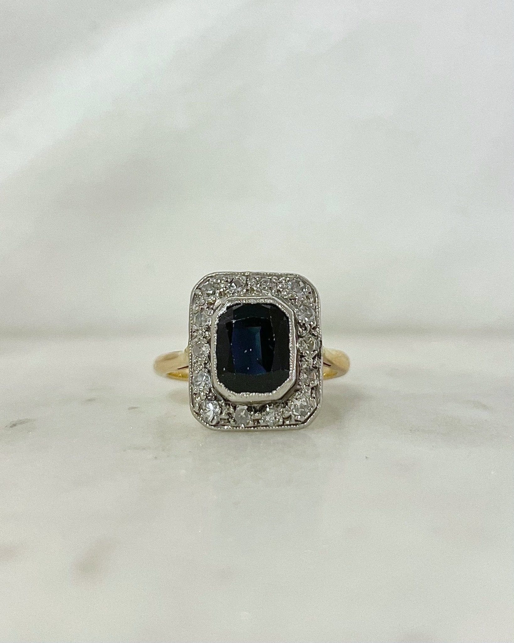 Bague Style Art - déco Saphir 1.92 carat &amp; Diamants "Émyle" - Elliade Paris