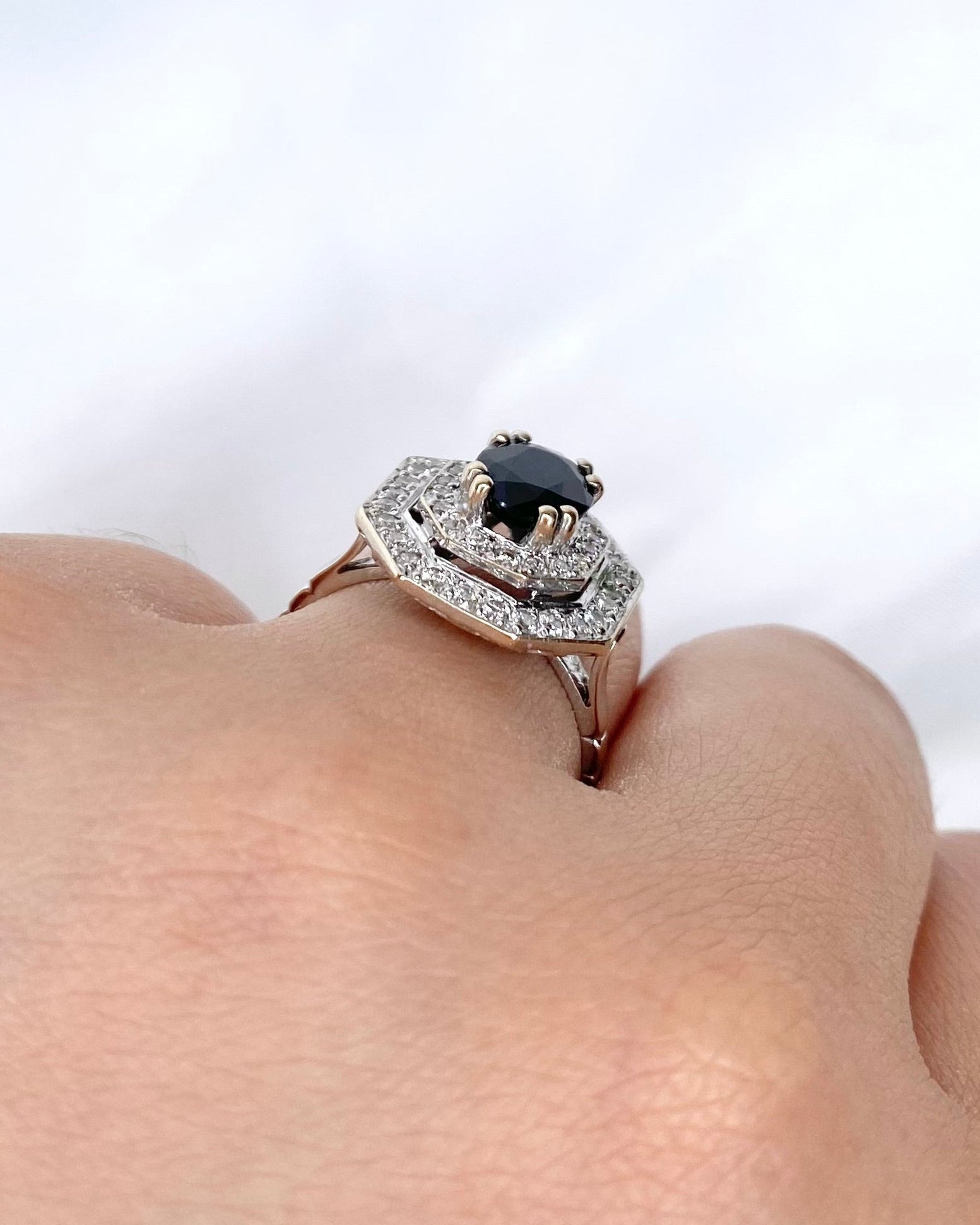 Bague Style Art Déco Saphir 2 carats &amp; Diamants 0.44 carat "Samia" - Elliade Paris