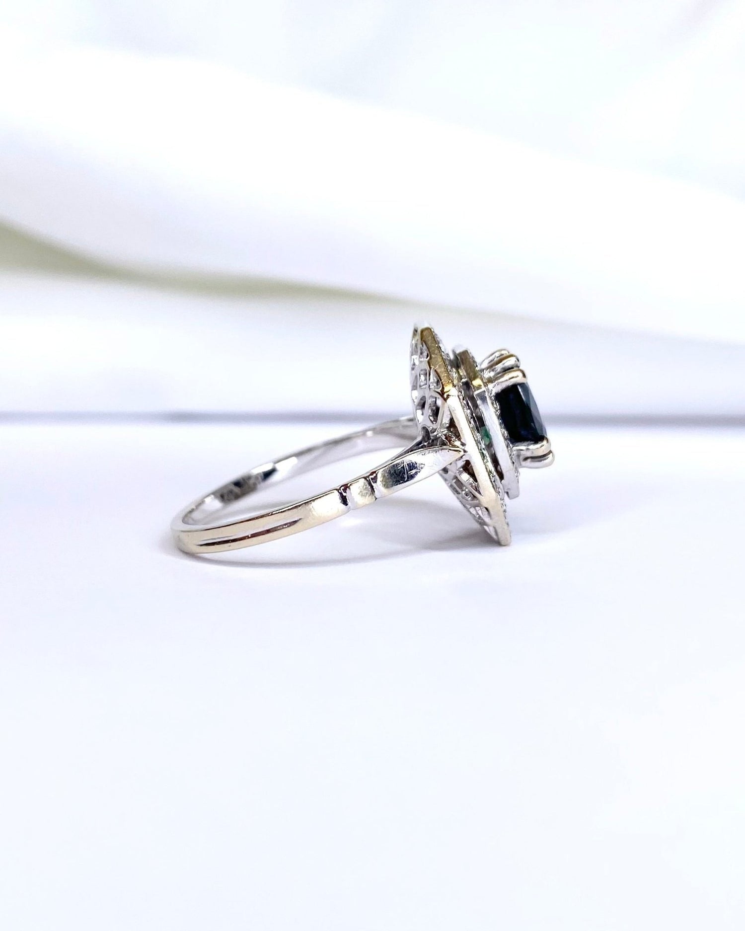 Bague Style Art Déco Saphir 2 carats &amp; Diamants 0.44 carat "Samia" - Elliade Paris