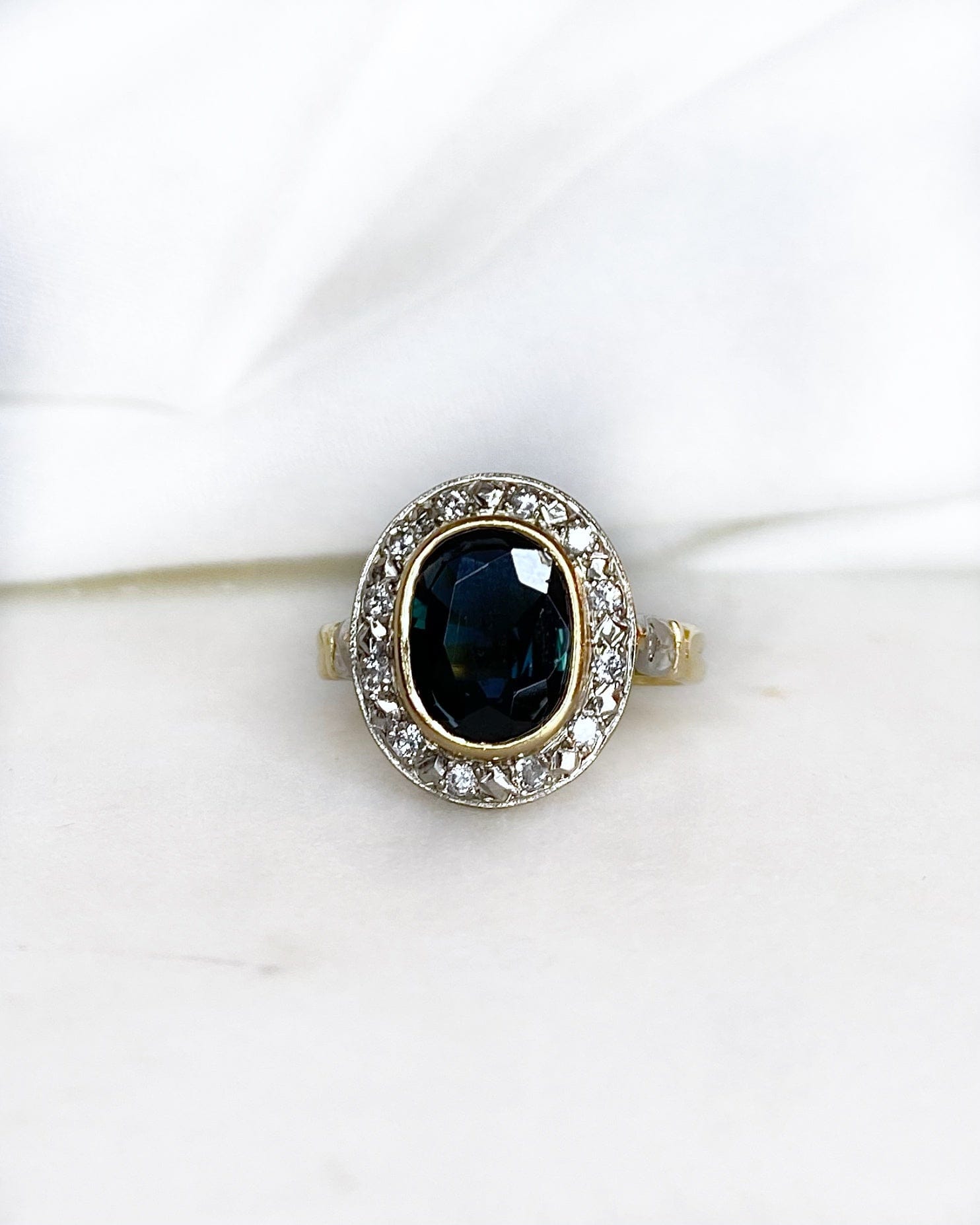 Bague Style Art - déco Saphir 2.30 carats &amp; Diamants "Donatella" - Elliade Paris