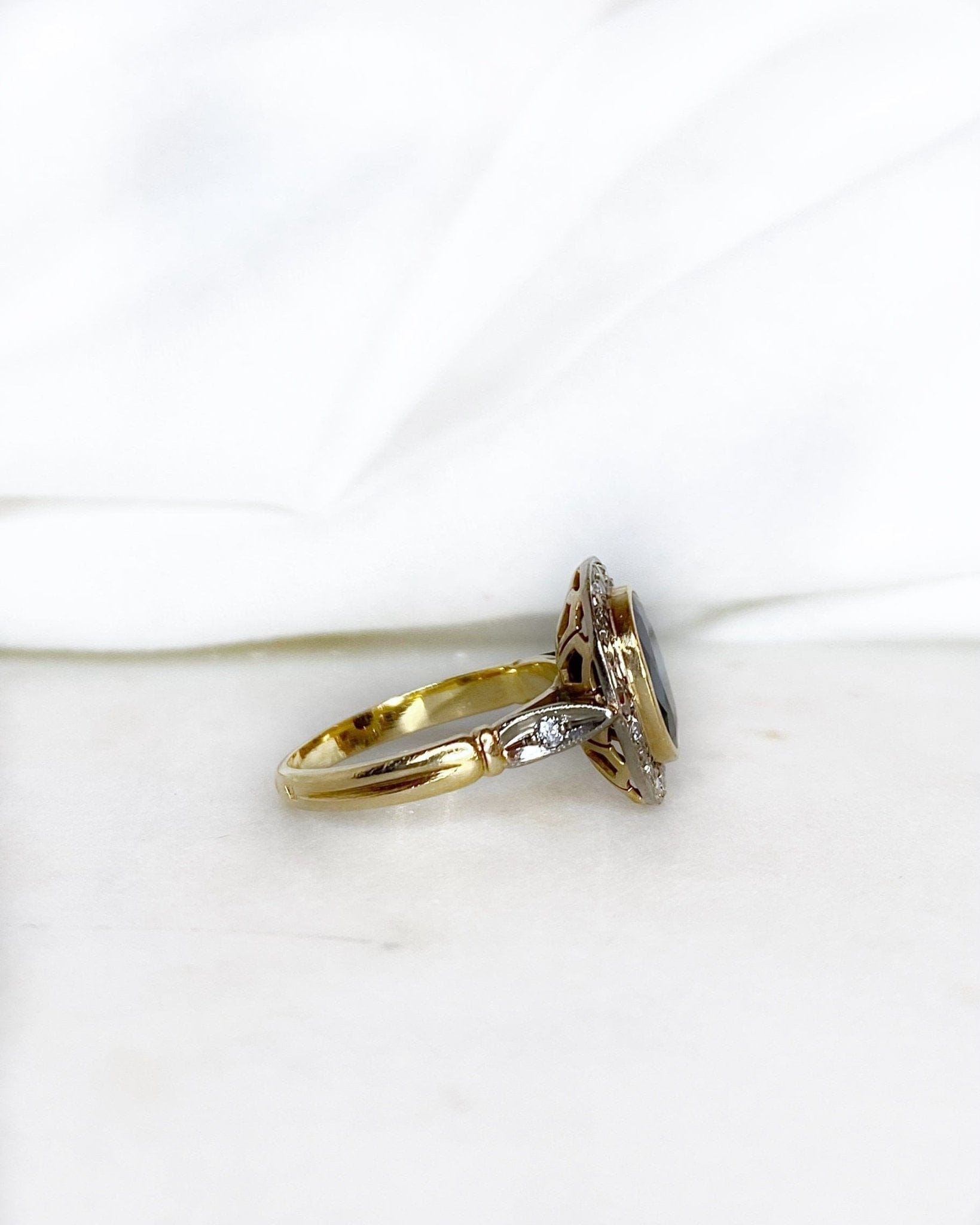 Bague Style Art - déco Saphir 2.30 carats &amp; Diamants "Donatella" - Elliade Paris