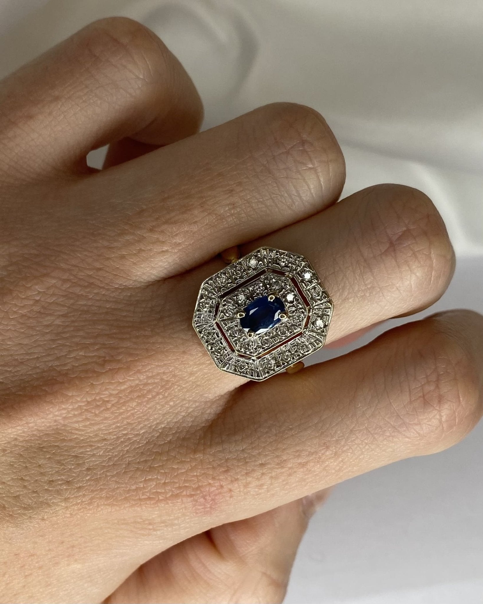 Bague Style Art Déco Saphir &amp; 24 Diamants "Rebecca" - Elliade Paris