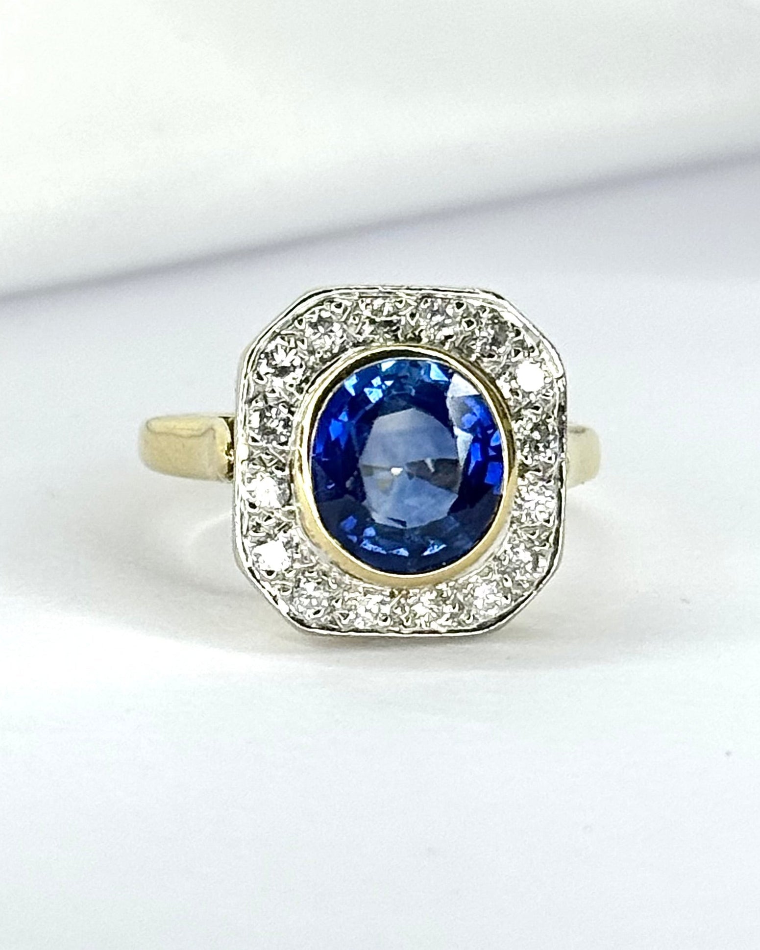 Bague Style Art-Déco Saphir 2.75 carats &amp; Diamants 0.48 carat 5,32g "Cassandra" - Elliade Paris