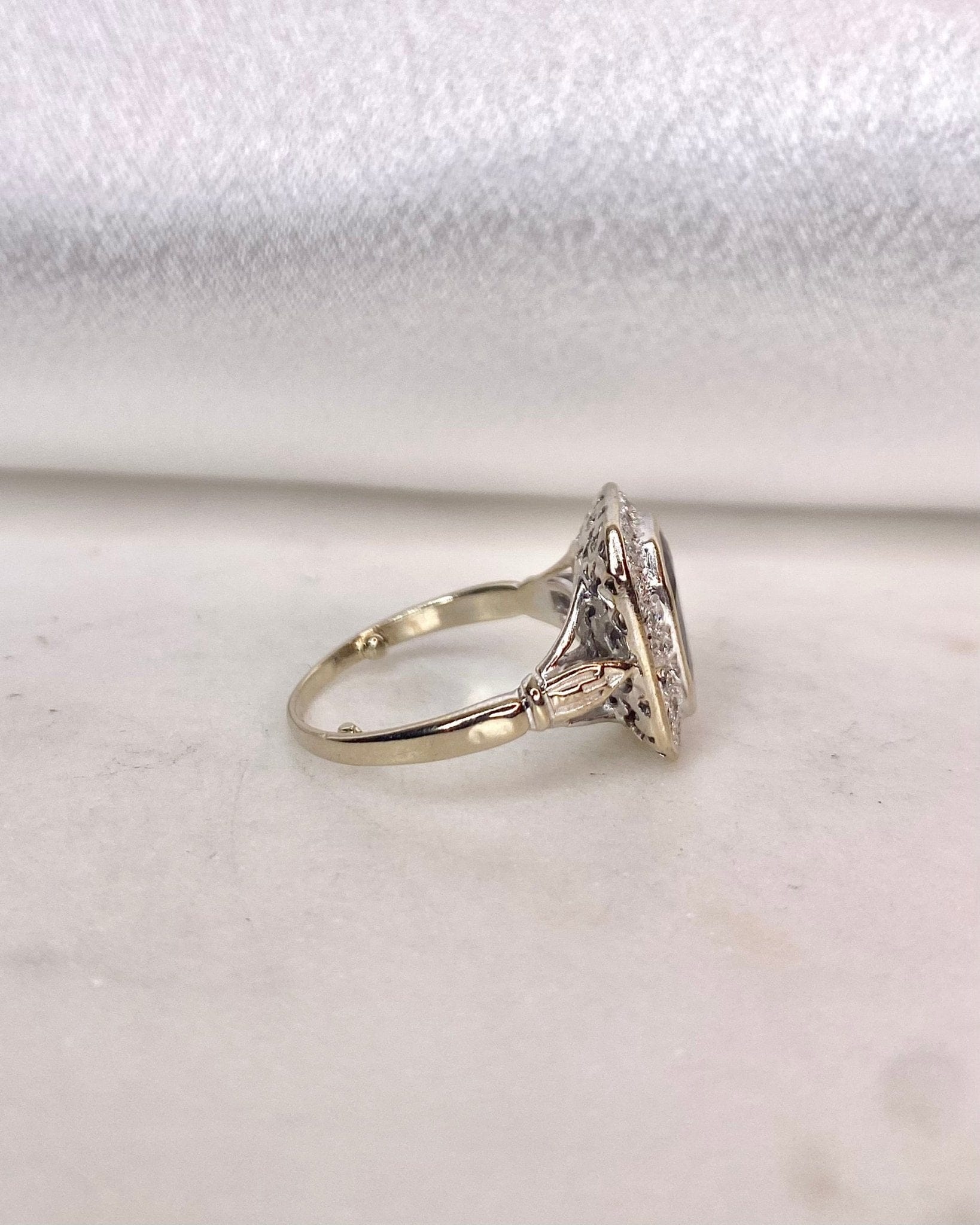 Bague style Art - Déco Saphir 2.90 carats &amp; 20 Diamants "Pamias" - Elliade Paris