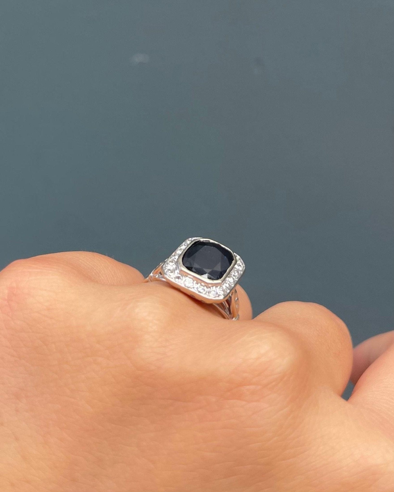 Bague style Art - Déco Saphir 2.90 carats &amp; 20 Diamants "Pamias" - Elliade Paris