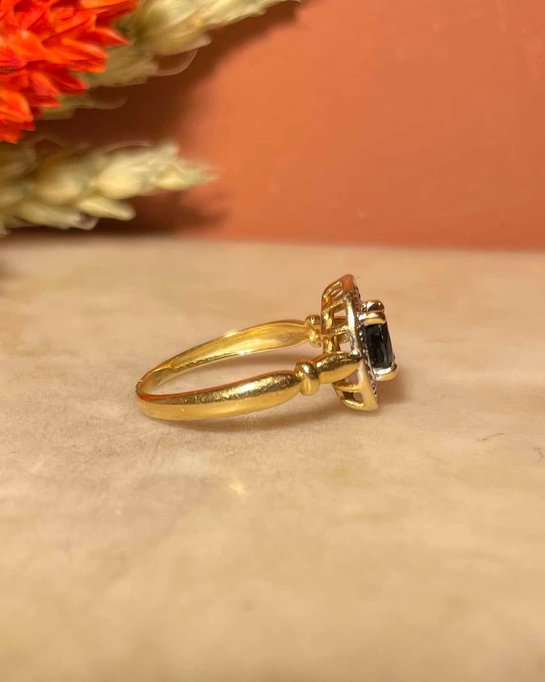 Bague Style Art-déco Saphir 0.55 carat &amp; Diamants &quot;Cristiana&quot;