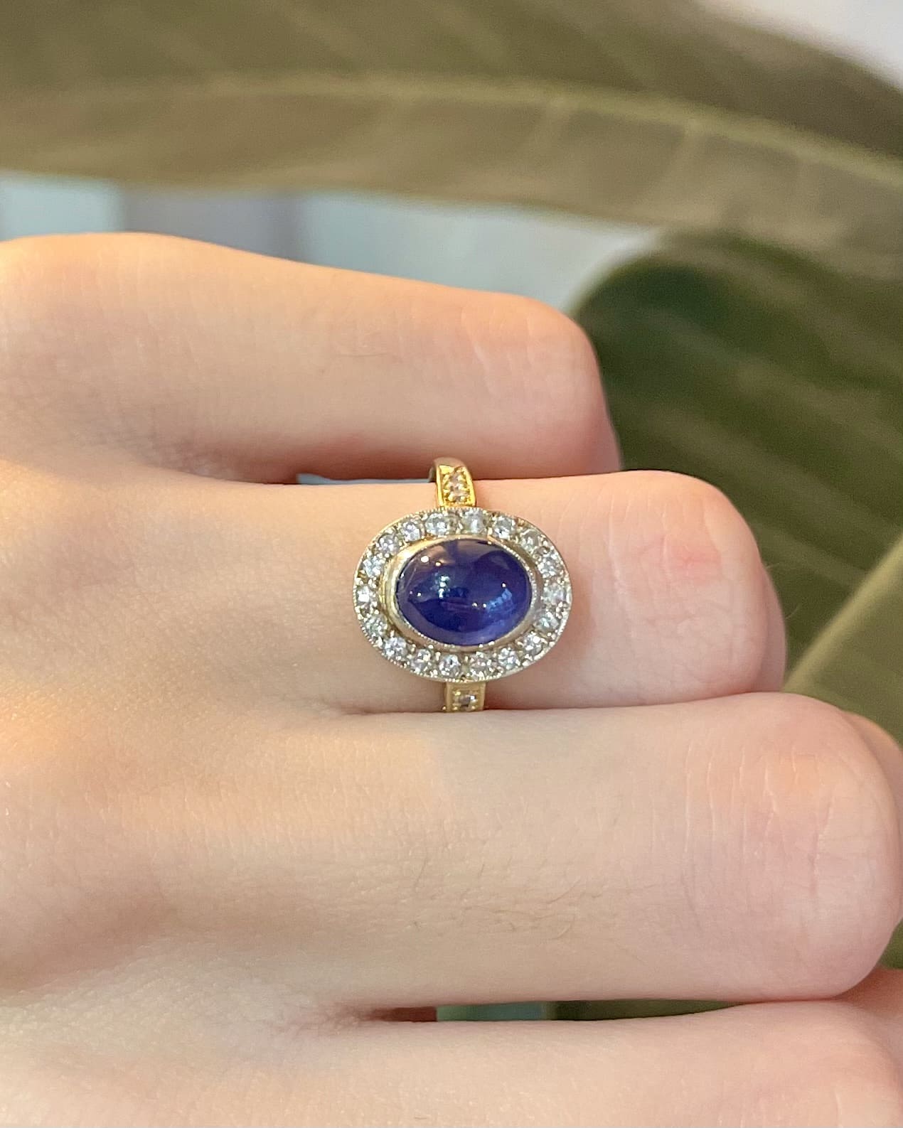 Bague Style Art - Déco Saphir Bleu Roi et 24 Diamants "Peyton" - Elliade Paris