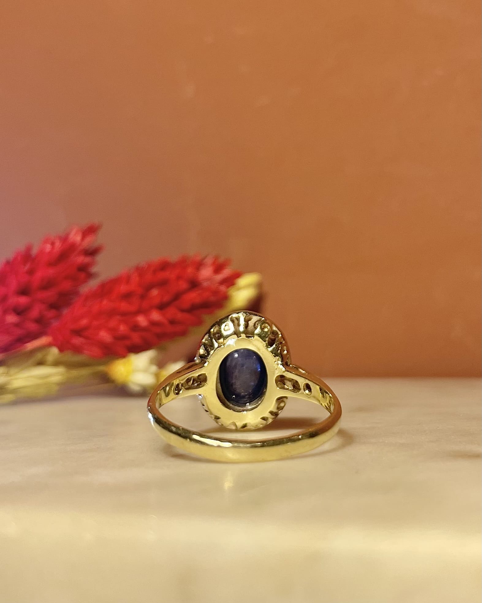 Bague Style Art - Déco Saphir Bleu Roi et 24 Diamants "Peyton" - Elliade Paris