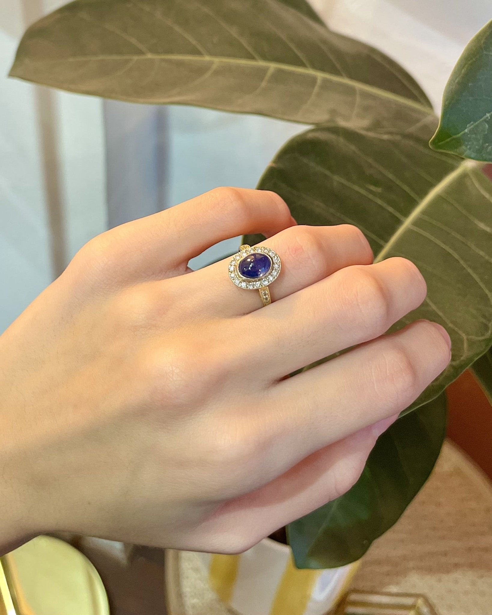 Bague Style Art - Déco Saphir Bleu Roi et 24 Diamants "Peyton" - Elliade Paris