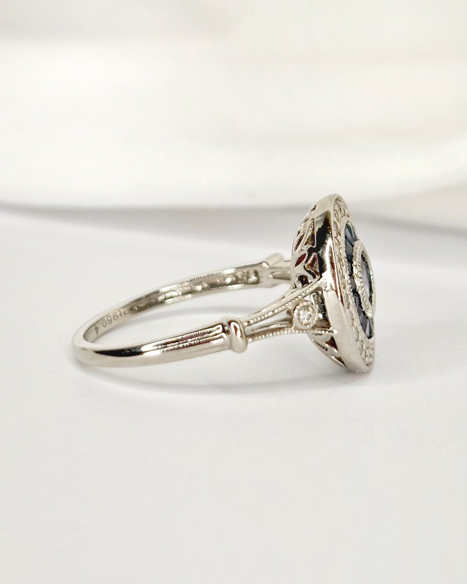 Bague Style Art-Déco Saphir Ceylan 0.67 carat &amp; Diamants 0.22 carat "Manuela" - Elliade Paris