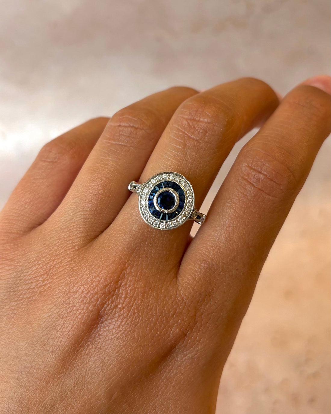 Bague Style Art-Déco Saphir Ceylan 0.67 carat &amp; Diamants 0.22 carat "Manuela" - Elliade Paris