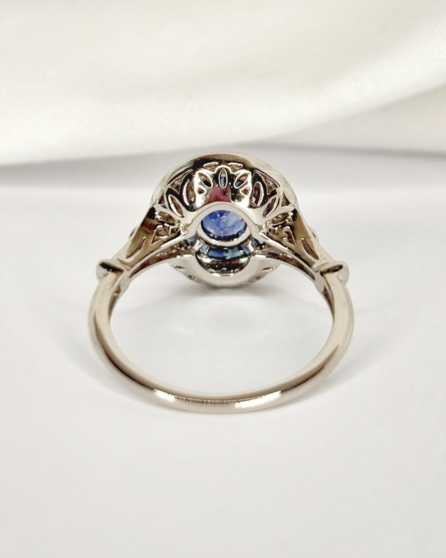 Bague Style Art-Déco Saphir Ceylan 0.67 carat &amp; Diamants 0.22 carat "Manuela" - Elliade Paris