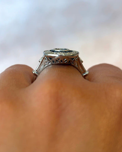 Bague Style Art-Déco Saphir Ceylan 0.67 carat &amp; Diamants 0.22 carat "Manuela" - Elliade Paris