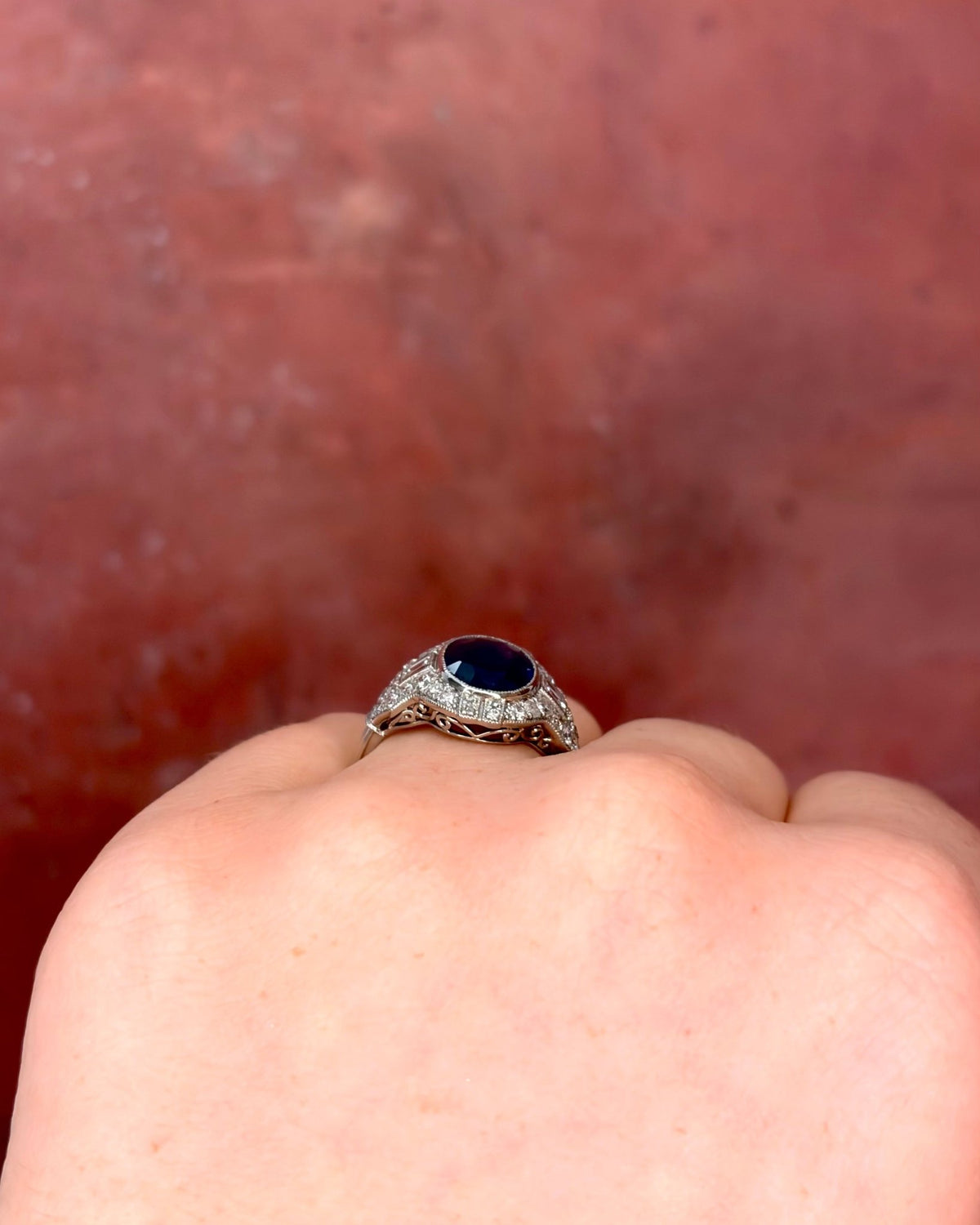 Bague Style Art-Déco Saphir de Madagascar 2.33 carats &amp; Diamants 0.93 carat "Eva" - Elliade Paris