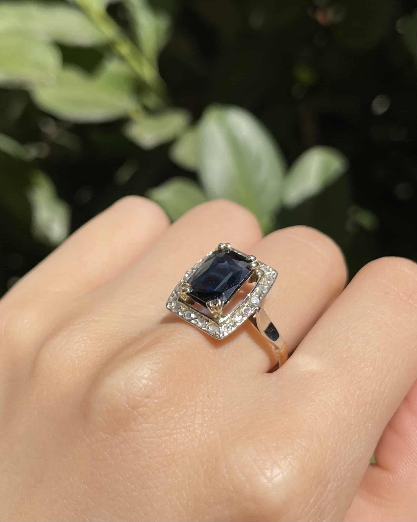 Bague Style Art - déco Saphir &amp; Diamants "Cassey" - Elliade Paris