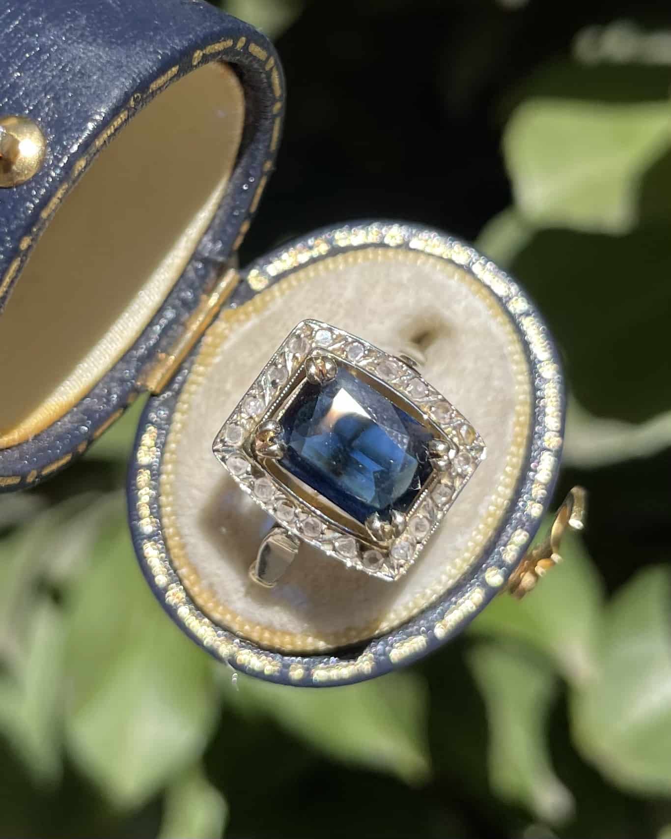 Bague Style Art - déco Saphir &amp; Diamants "Cassey" - Elliade Paris