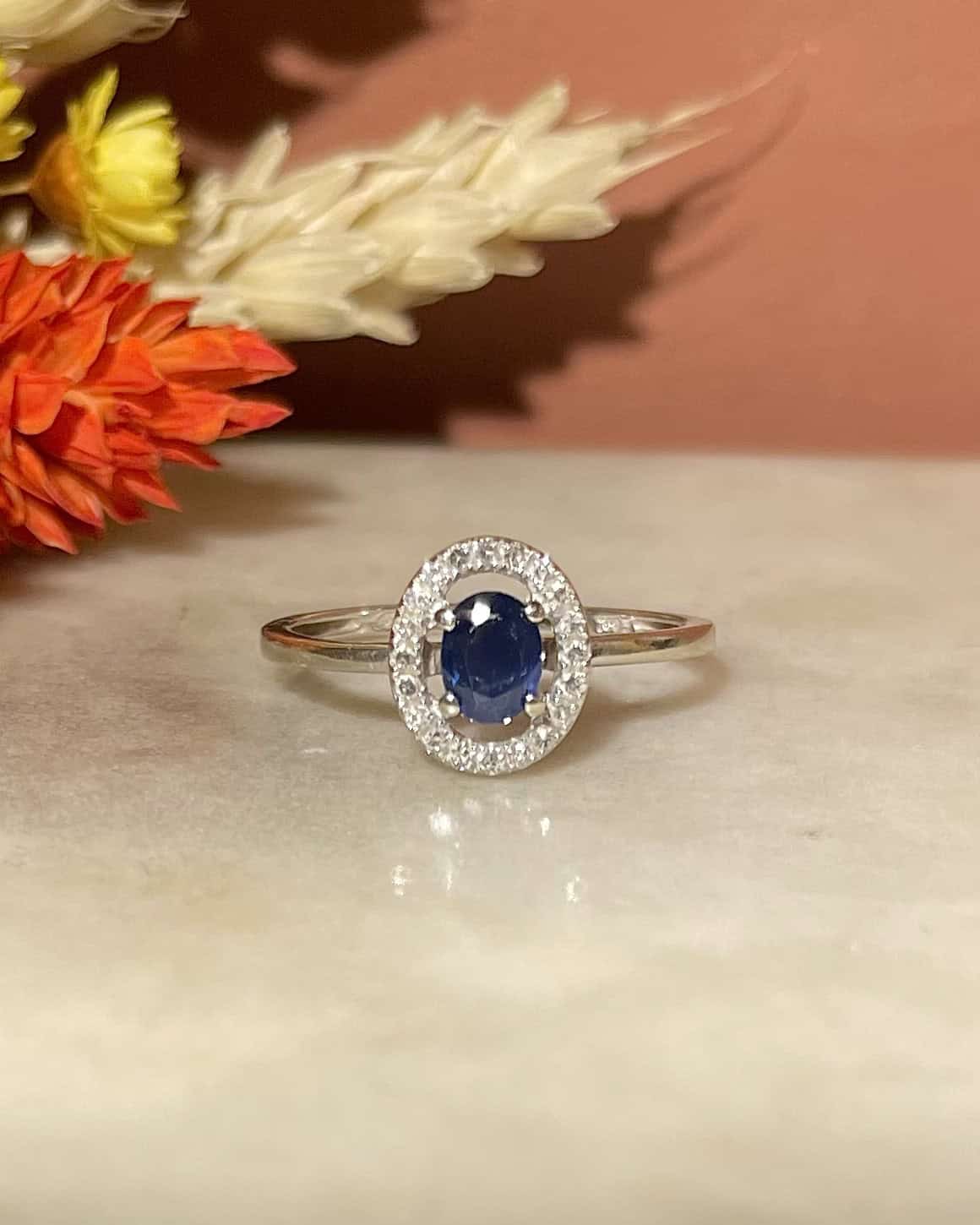 Bague Style Art - Déco Saphir &amp; Diamants "Imahé" - Elliade Paris