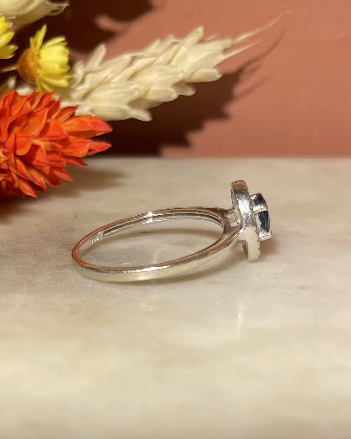 Bague Style Art - Déco Saphir &amp; Diamants "Imahé" - Elliade Paris