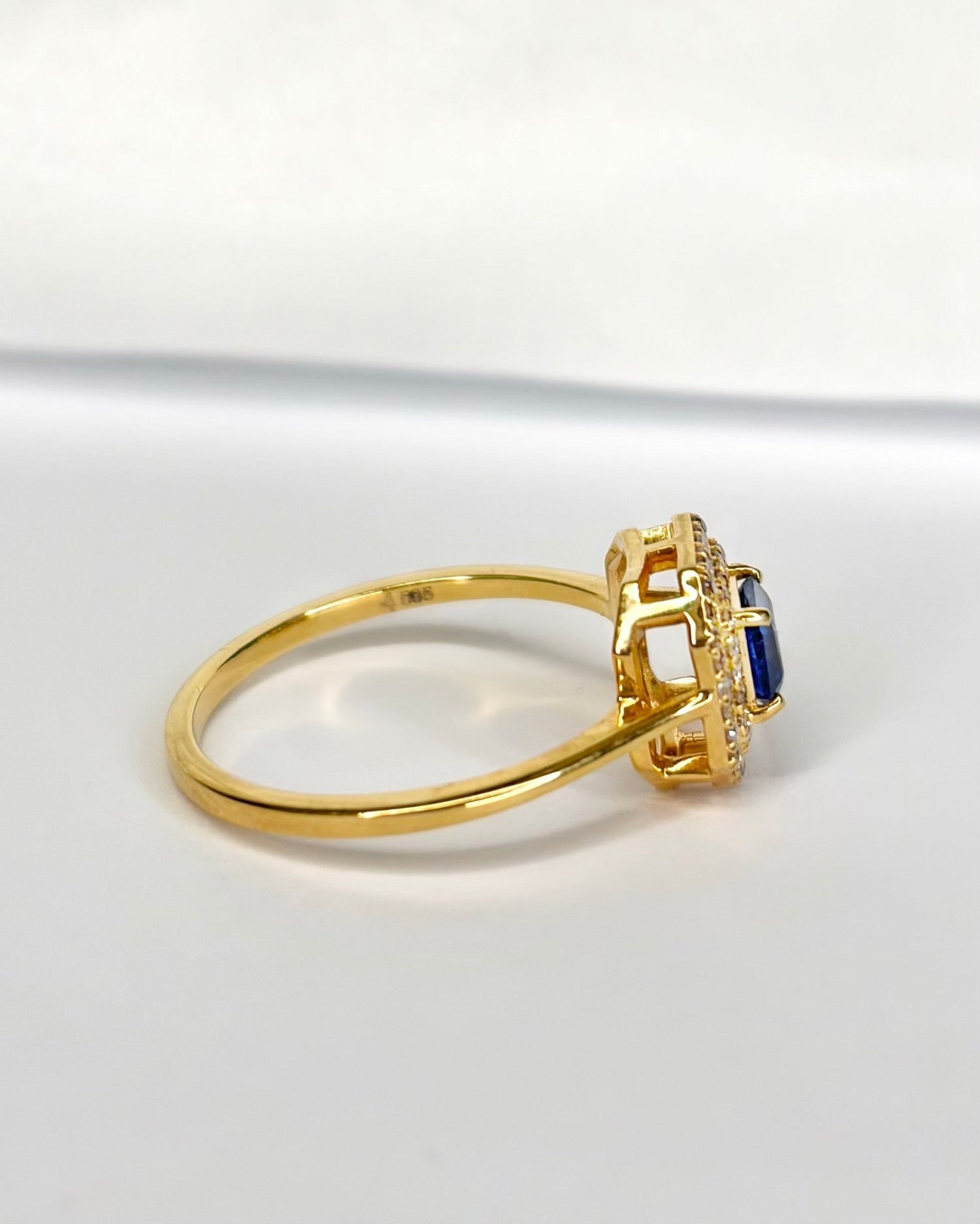 Bague Style Art - Déco Saphir &amp; Diamants "Sophia" - Elliade Paris