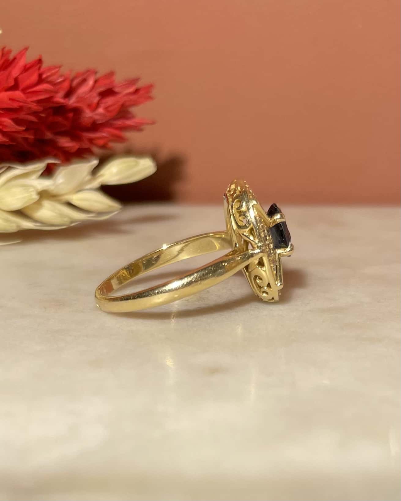 Bague Style Art - déco Saphir &amp; Diamants "Tahra" - Elliade Paris