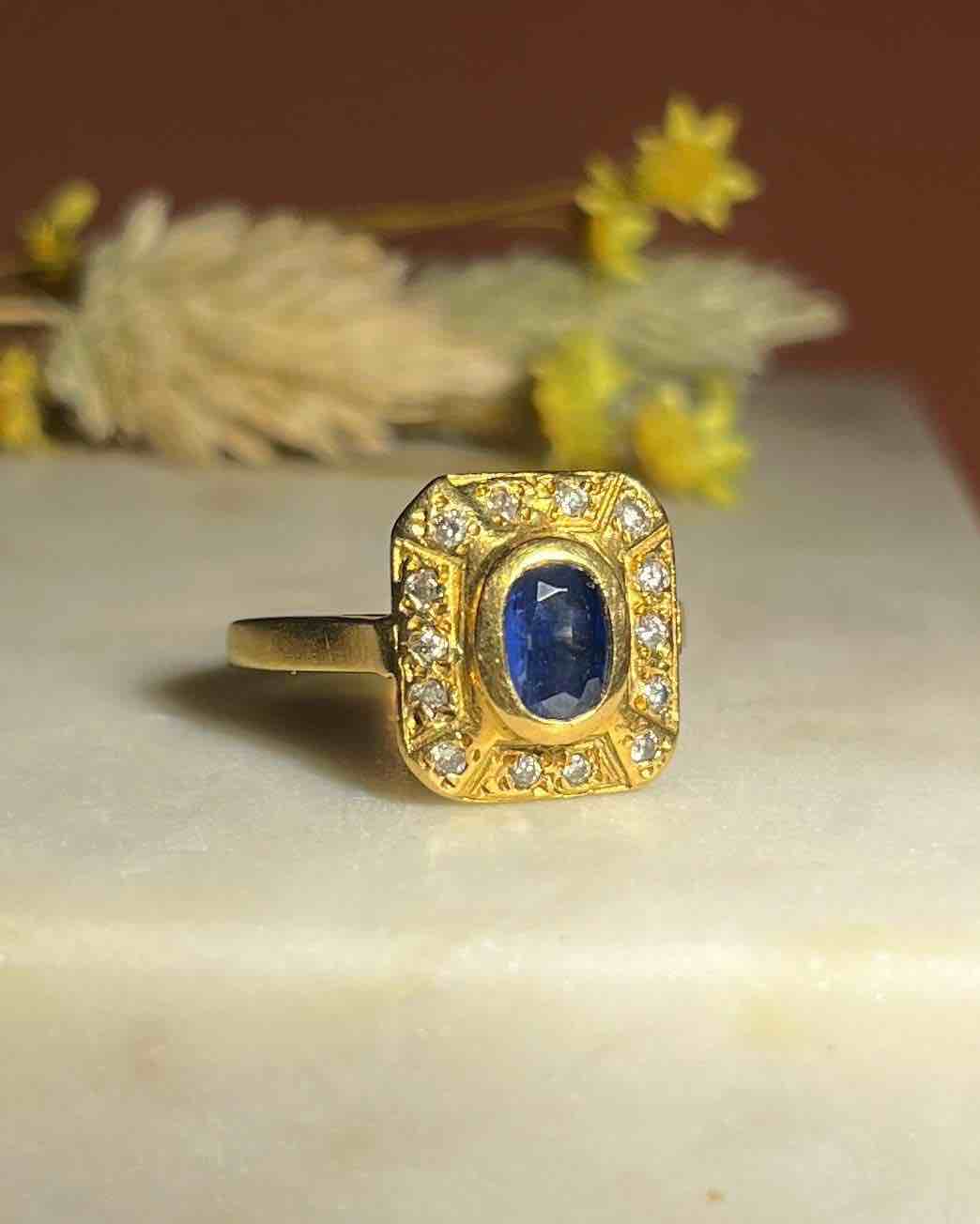 Anillo Art Déco de zafiro y diamantes "Rebecca"