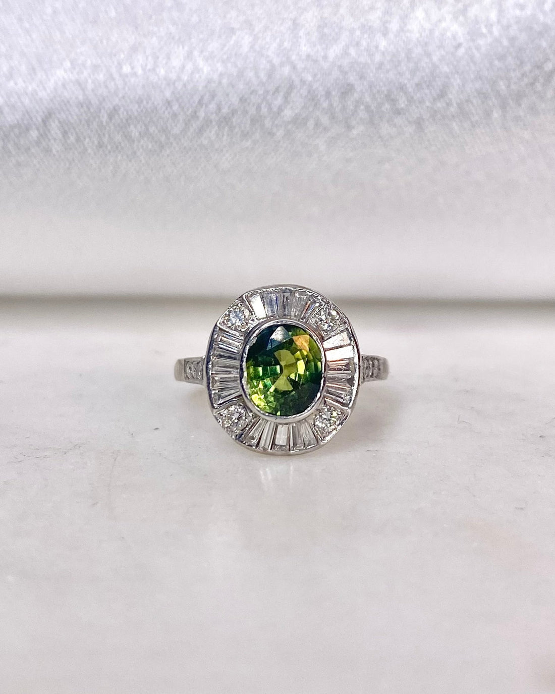 Bague style Art - deco Saphir vert 1 carat et 30 Diamants &quot;Milya&quot; - Elliade Paris