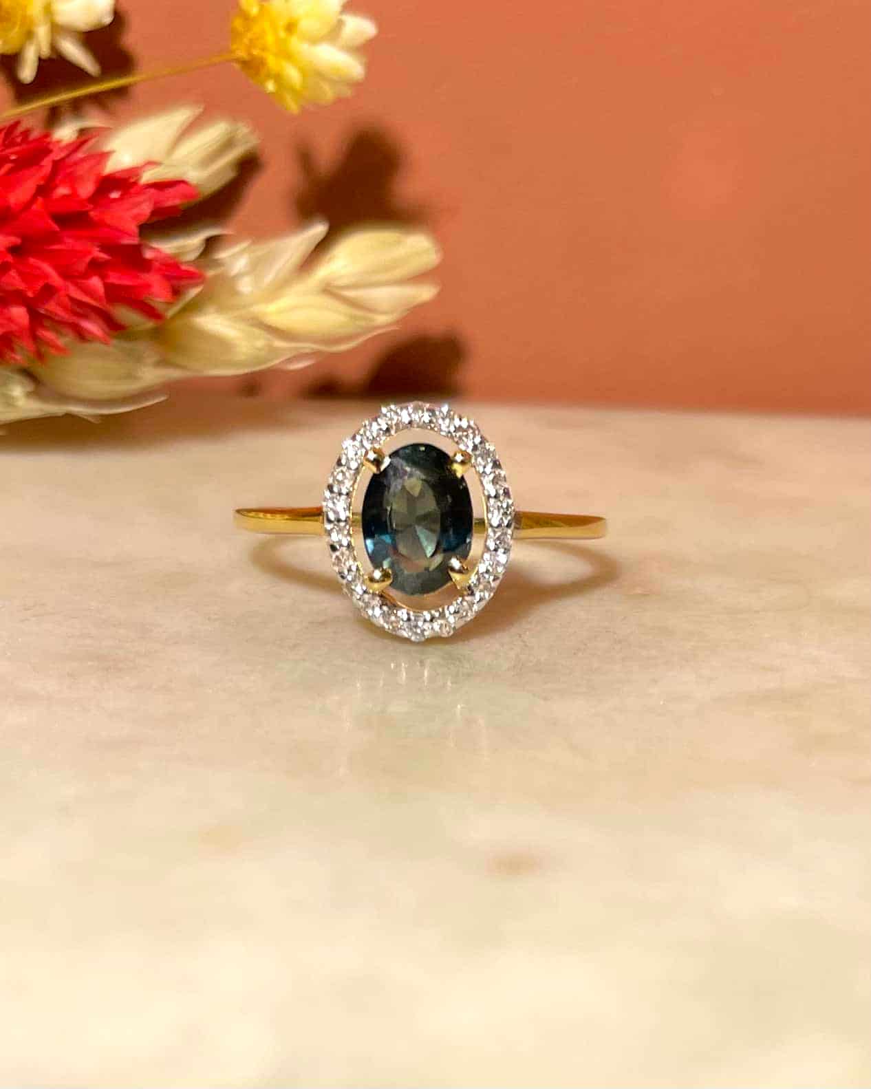 Bague style Art - Déco Saphir Vert 1.05 carat &amp; Diamants "Heavenly" - Elliade Paris