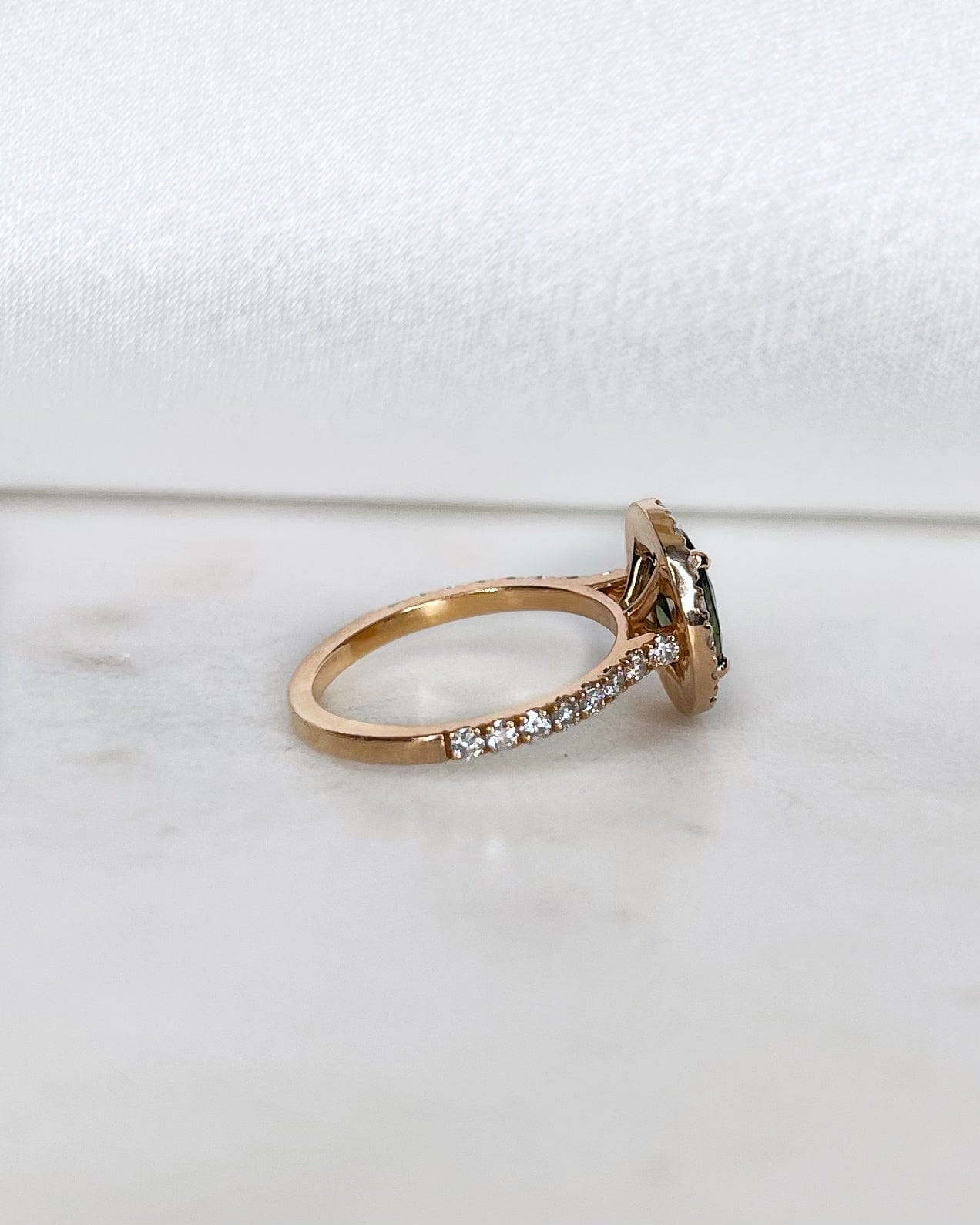 Bague Style - Art déco Saphir Vert 1.14 carat &amp; 32 Diamants "Andréa" - Elliade Paris