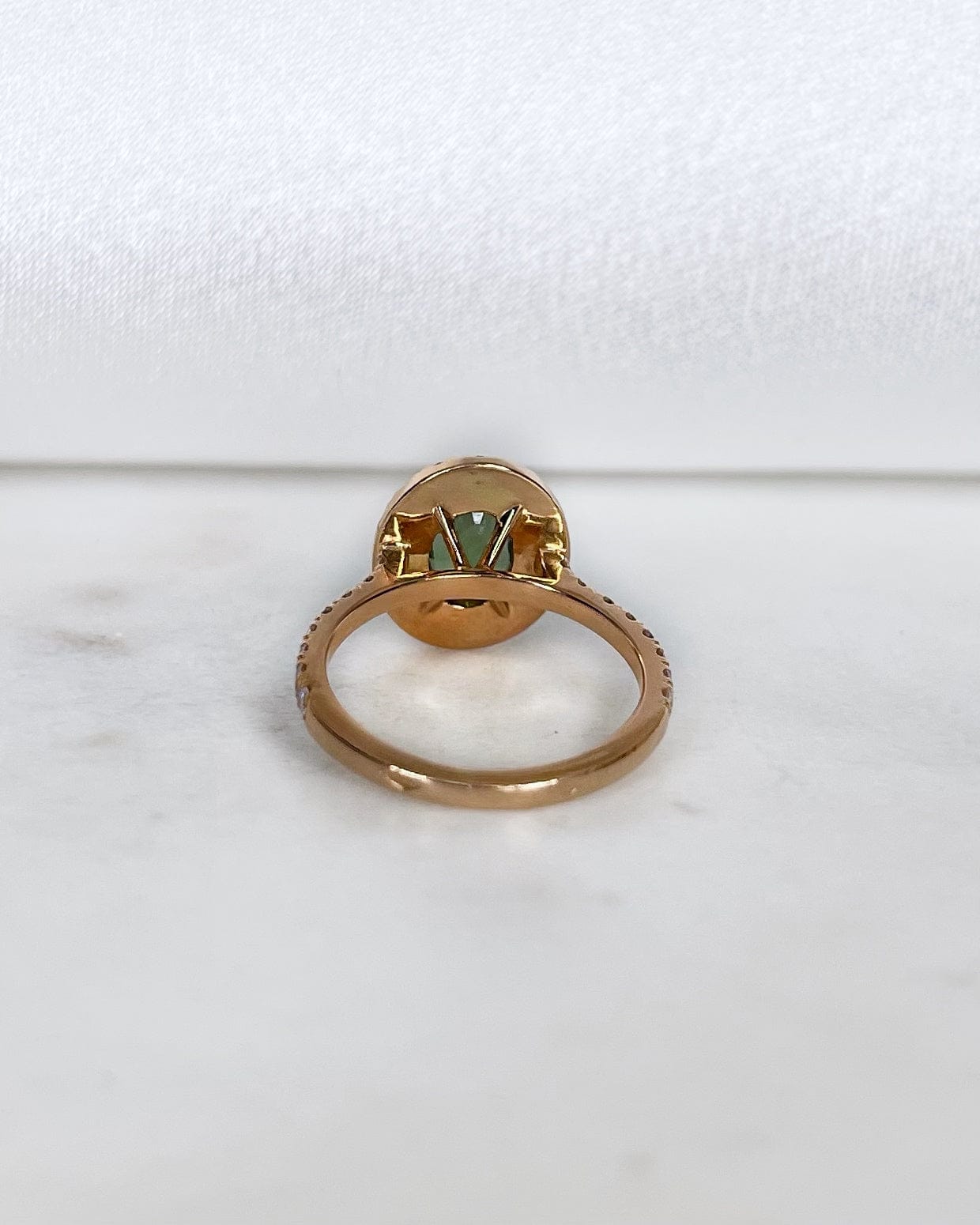 Bague Style - Art déco Saphir Vert 1.14 carat &amp; 32 Diamants "Andréa" - Elliade Paris
